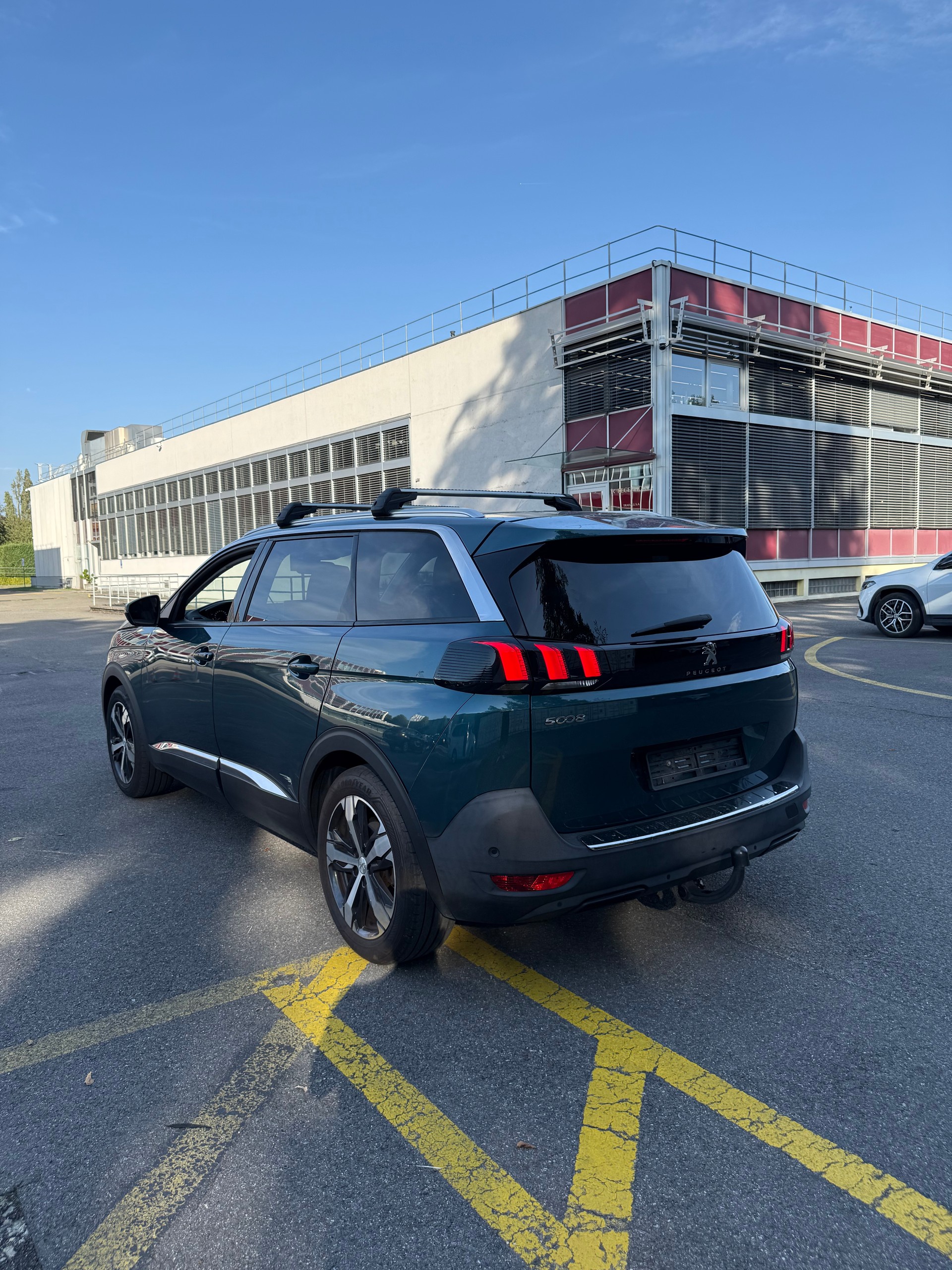 PEUGEOT 5008 1.2 Pure Tech Allure EAT8-image-2
