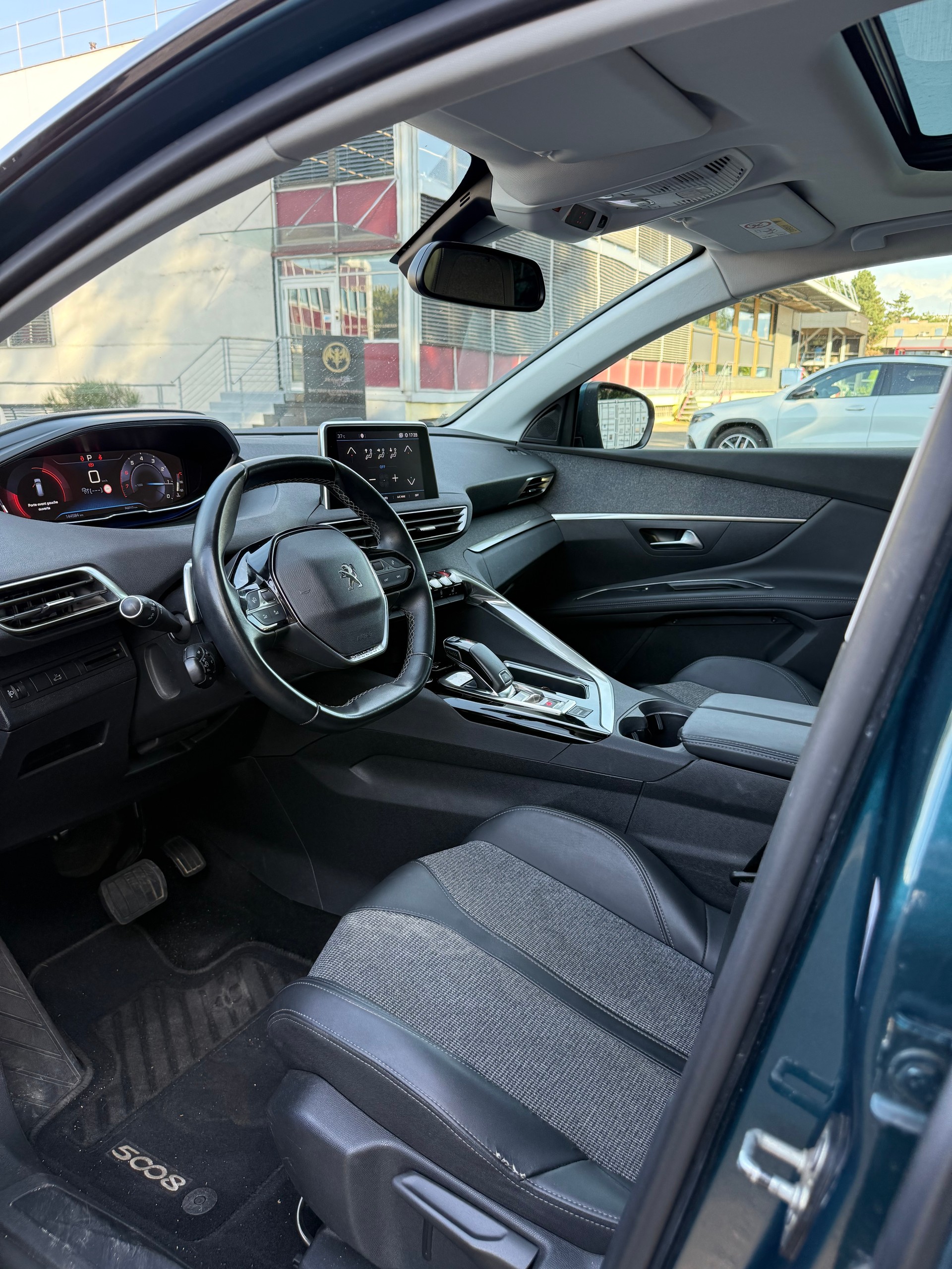 PEUGEOT 5008 1.2 Pure Tech Allure EAT8-image-9