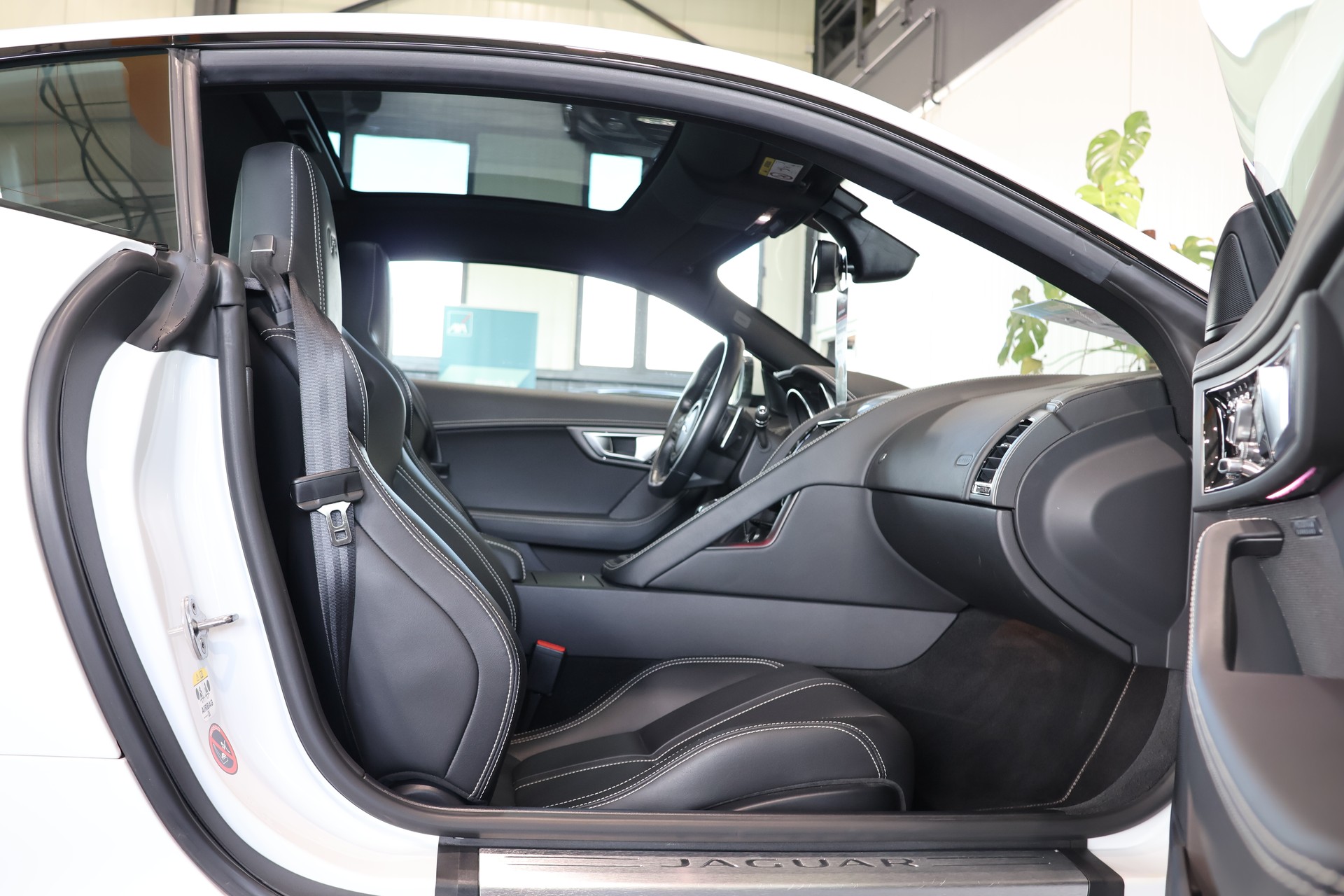 JAGUAR F-Type Coupé R 5.0 V8 S/C AWD-image-12