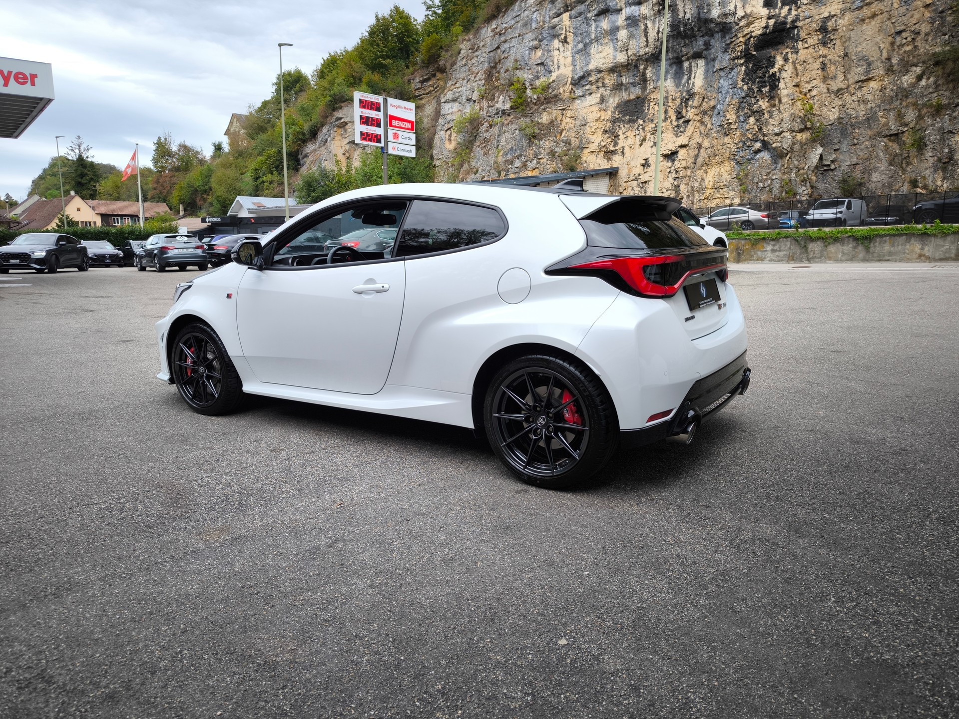 TOYOTA Yaris 1.6 GR Sport A-image-9