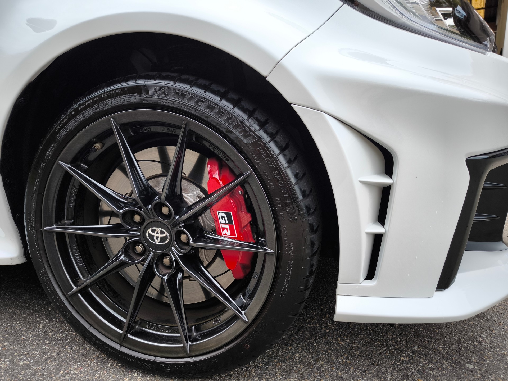 TOYOTA Yaris 1.6 GR Sport A-image-16