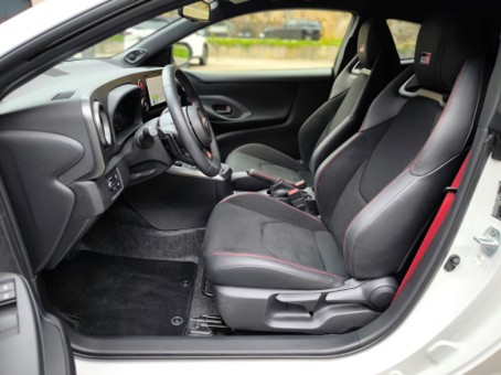 TOYOTA Yaris 1.6 GR Sport A-image-17