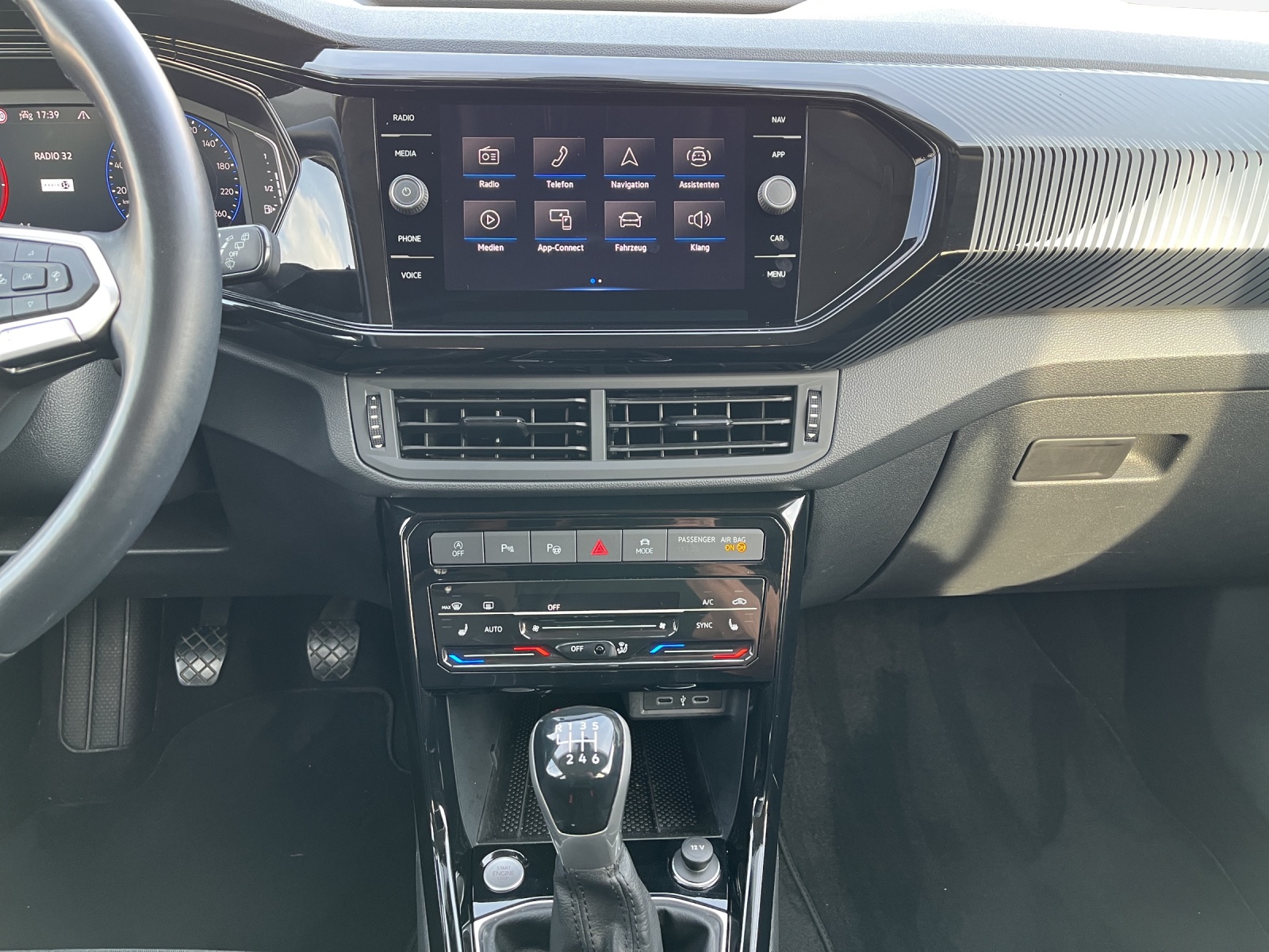 VW T-Cross 1.0 TSI Life Selection-image-10