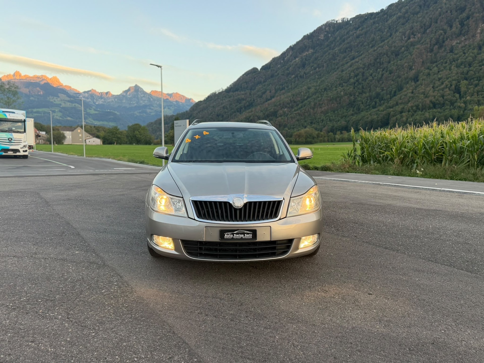 SKODA Octavia Combi 1.8 TSI 50Years 4x4-image-2