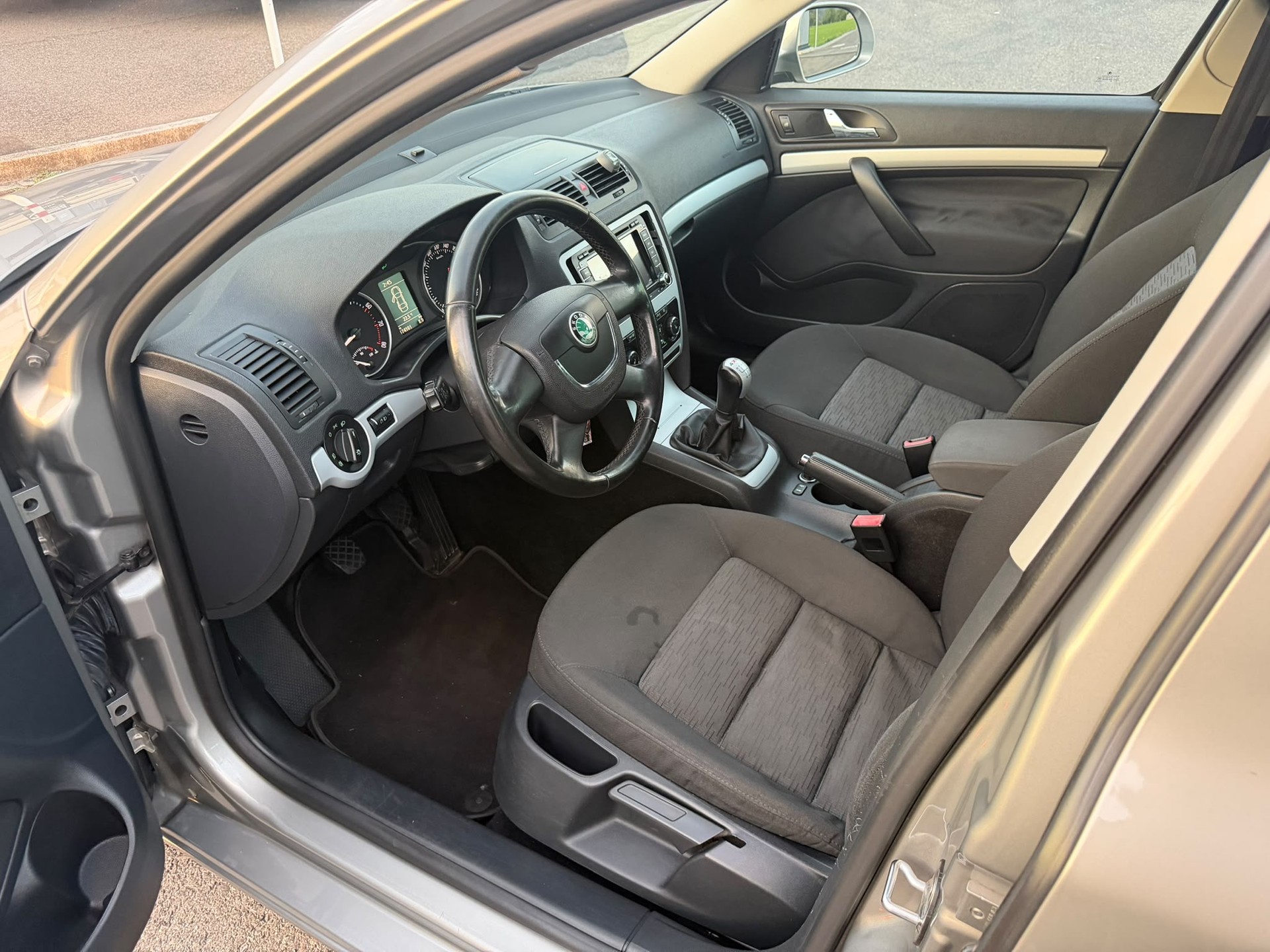 SKODA Octavia Combi 1.8 TSI 50Years 4x4-image-8