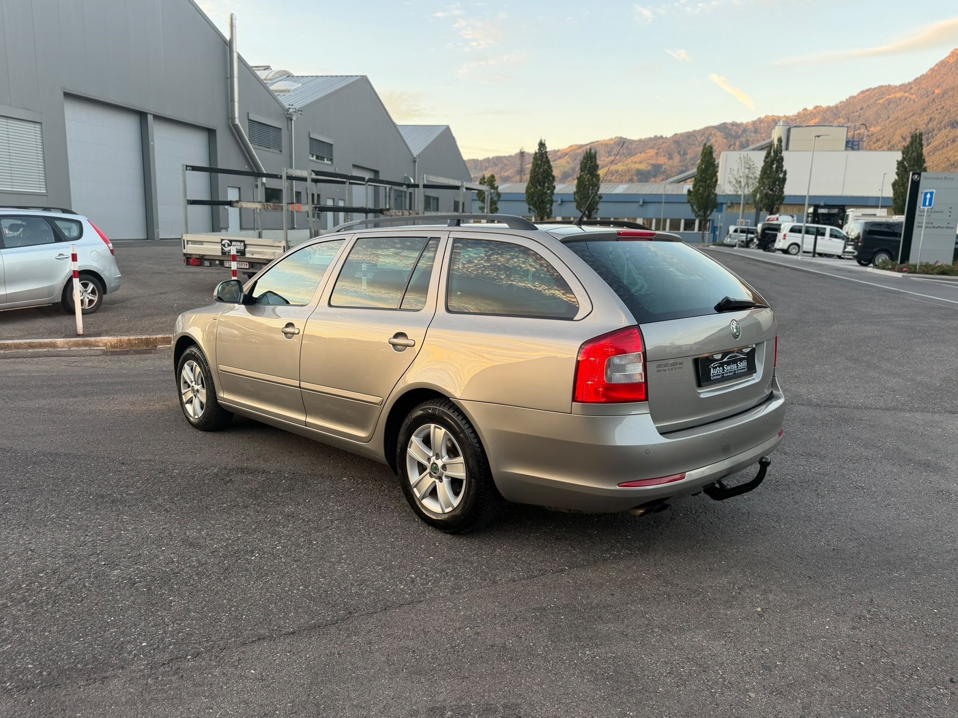SKODA Octavia Combi 1.8 TSI 50Years 4x4-image-5