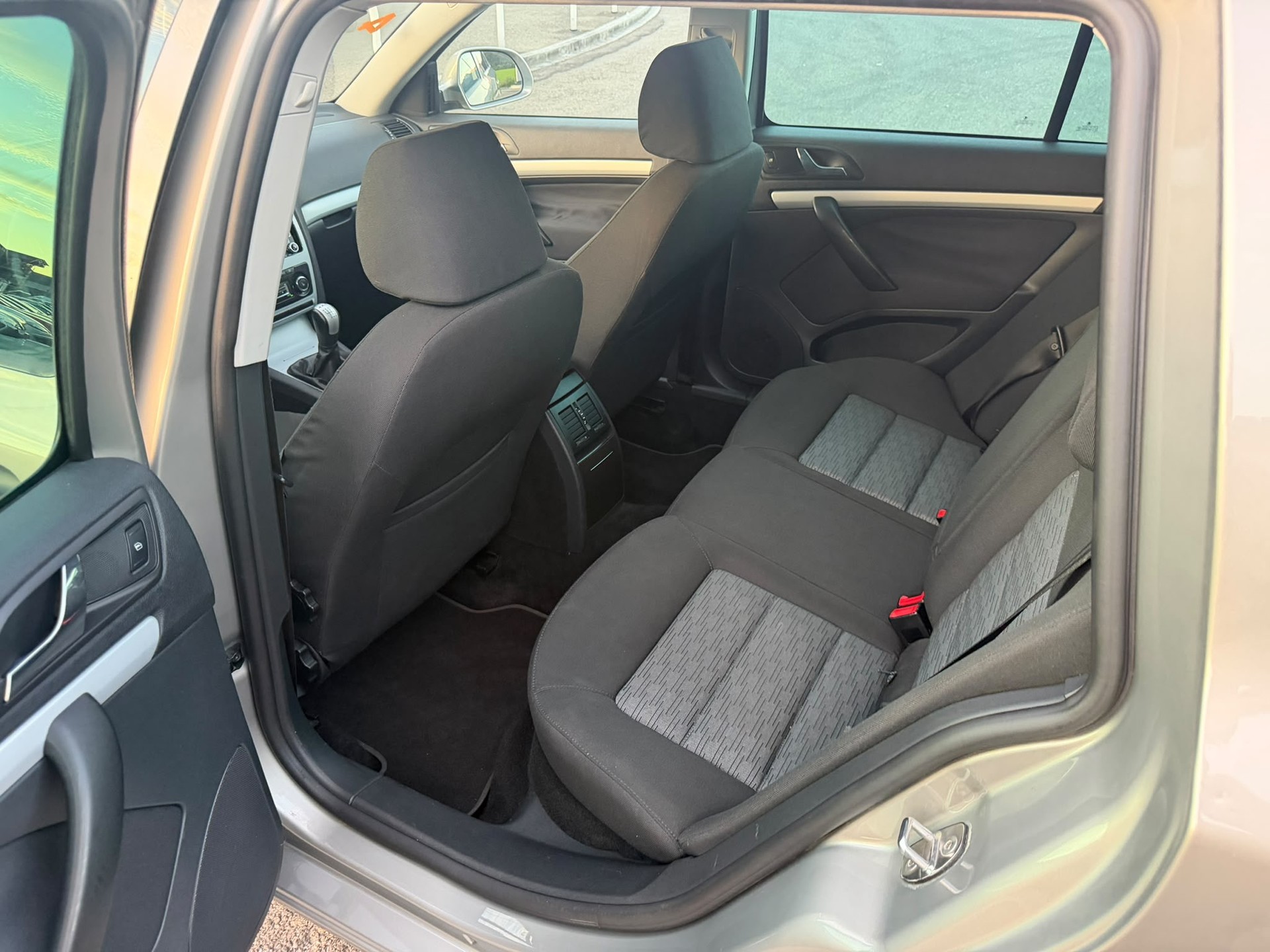 SKODA Octavia Combi 1.8 TSI 50Years 4x4-image-10