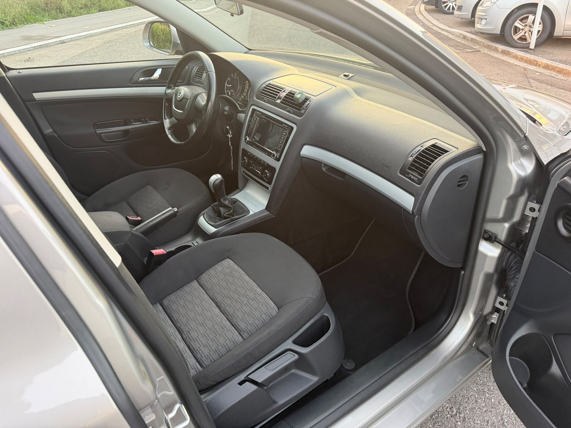 SKODA Octavia Combi 1.8 TSI 50Years 4x4-image-9