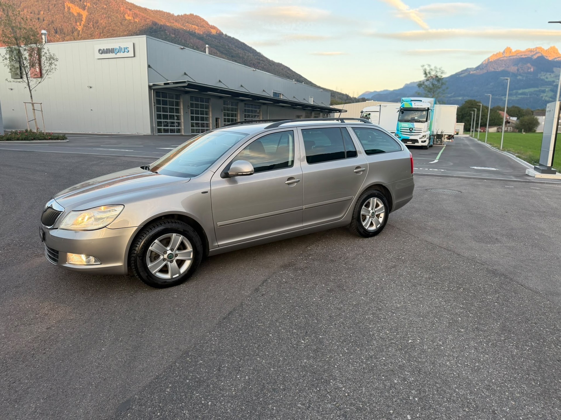 SKODA Octavia Combi 1.8 TSI 50Years 4x4-image-3