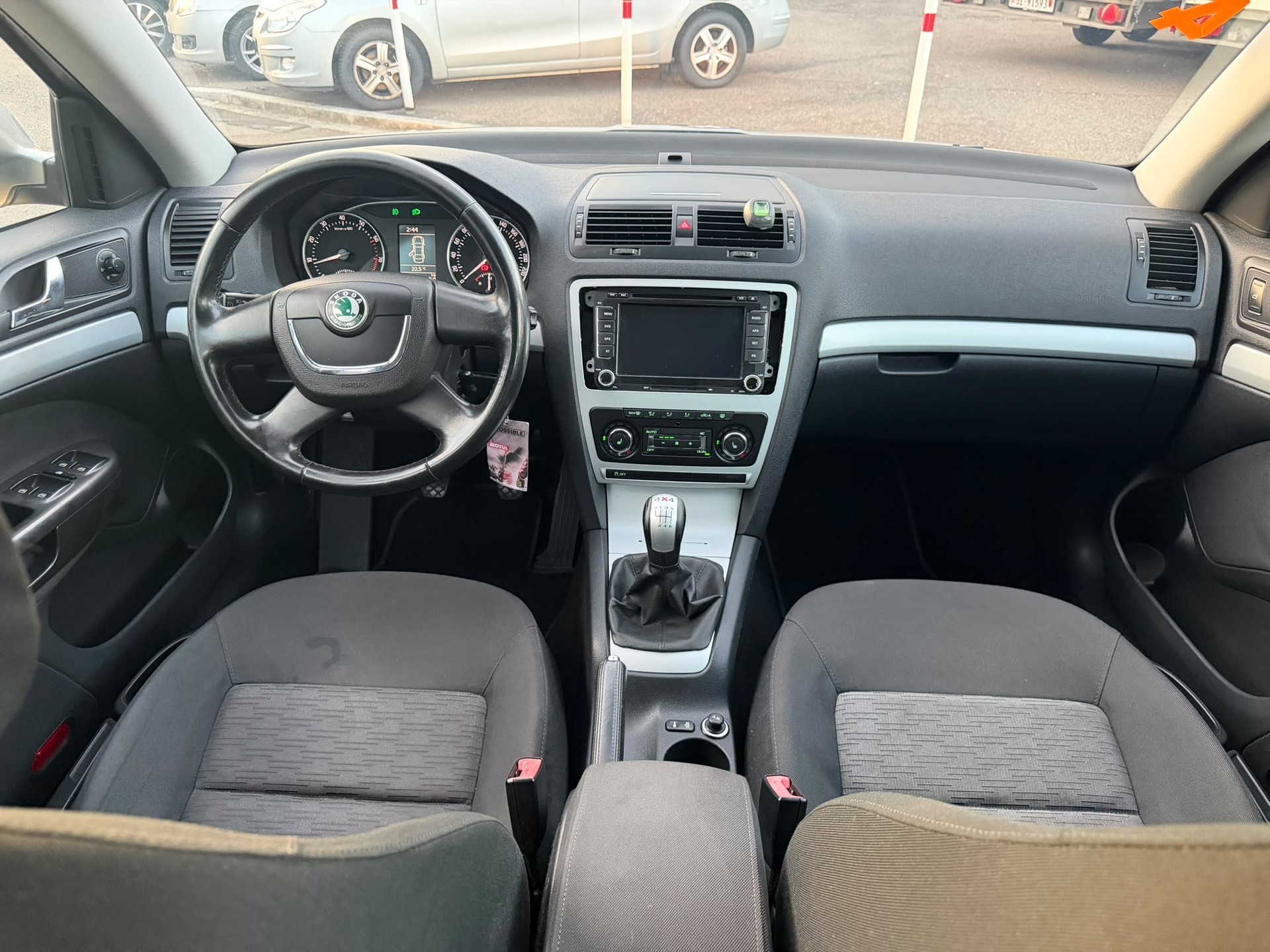 SKODA Octavia Combi 1.8 TSI 50Years 4x4-image-7