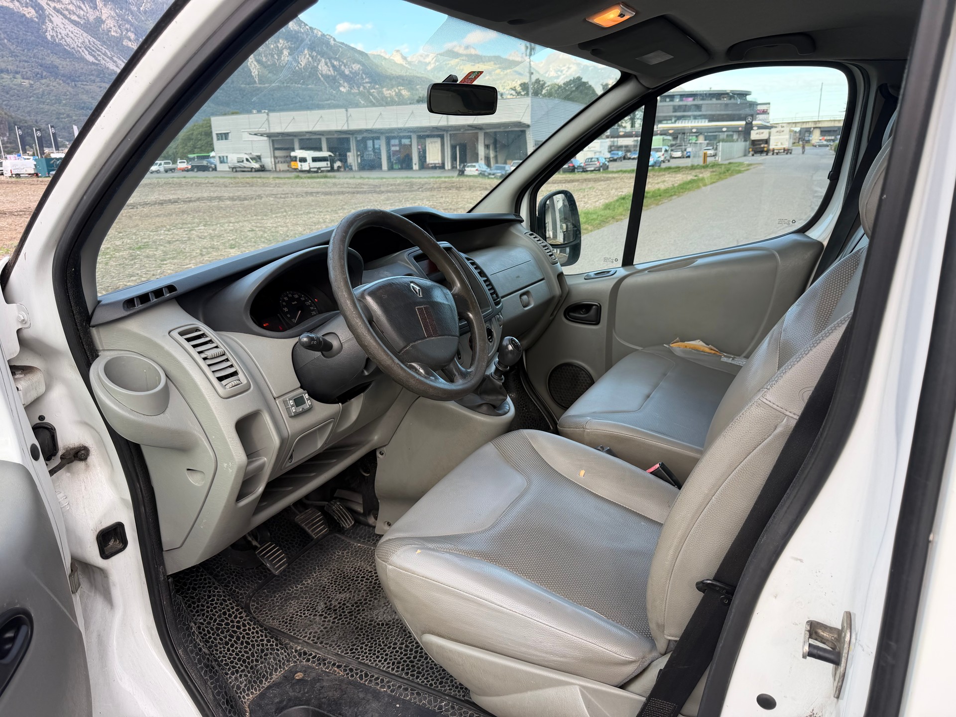 RENAULT Trafic 2.5 dCi 2.9t L2H2-image-9