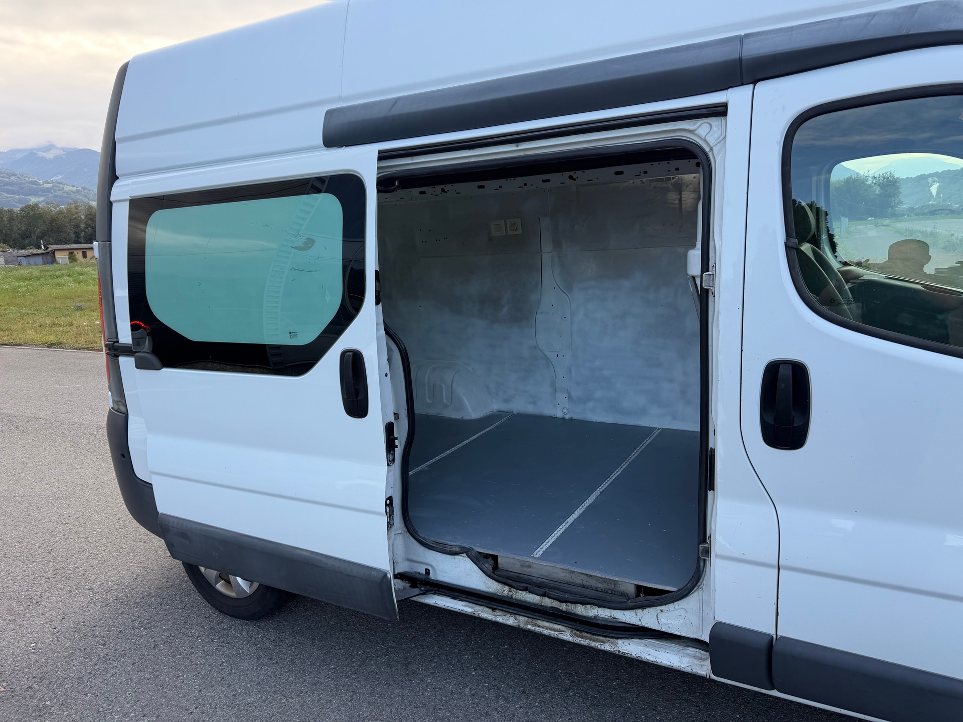 RENAULT Trafic 2.5 dCi 2.9t L2H2-image-7
