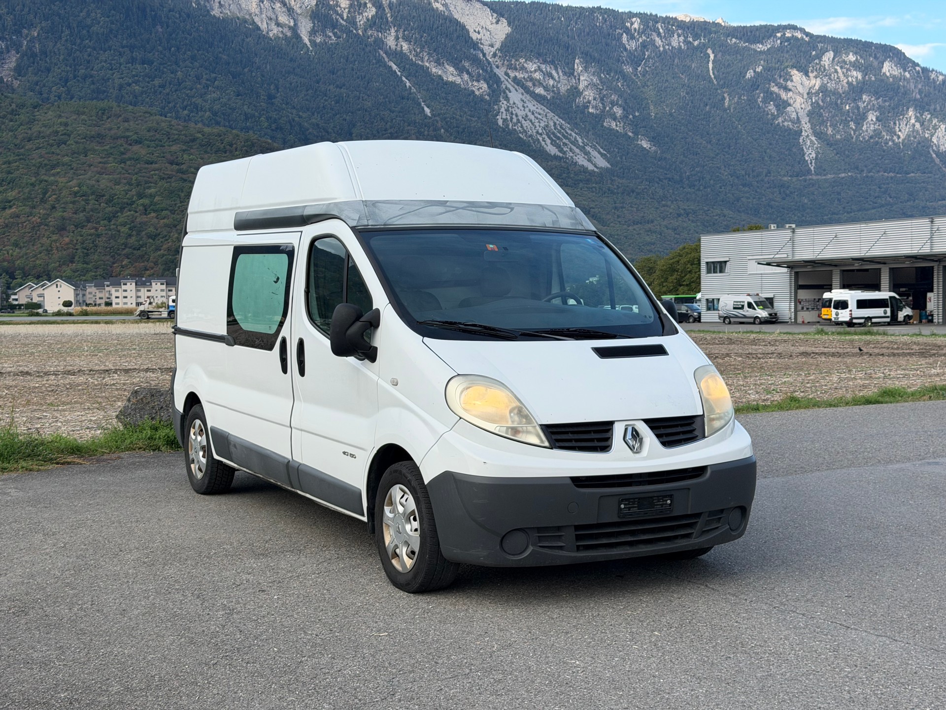 RENAULT Trafic 2.5 dCi 2.9t L2H2-image-1