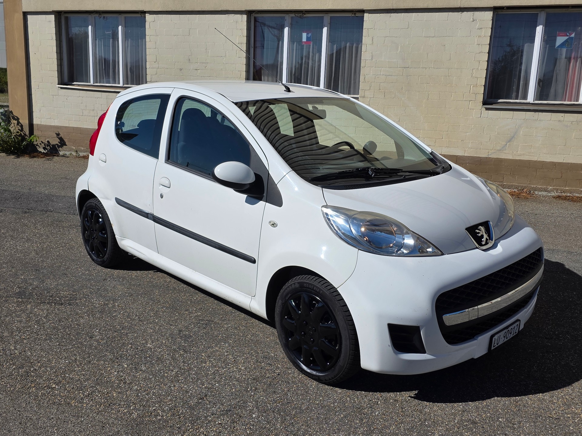 PEUGEOT 107 1.0 Trendy BMP5-image-1