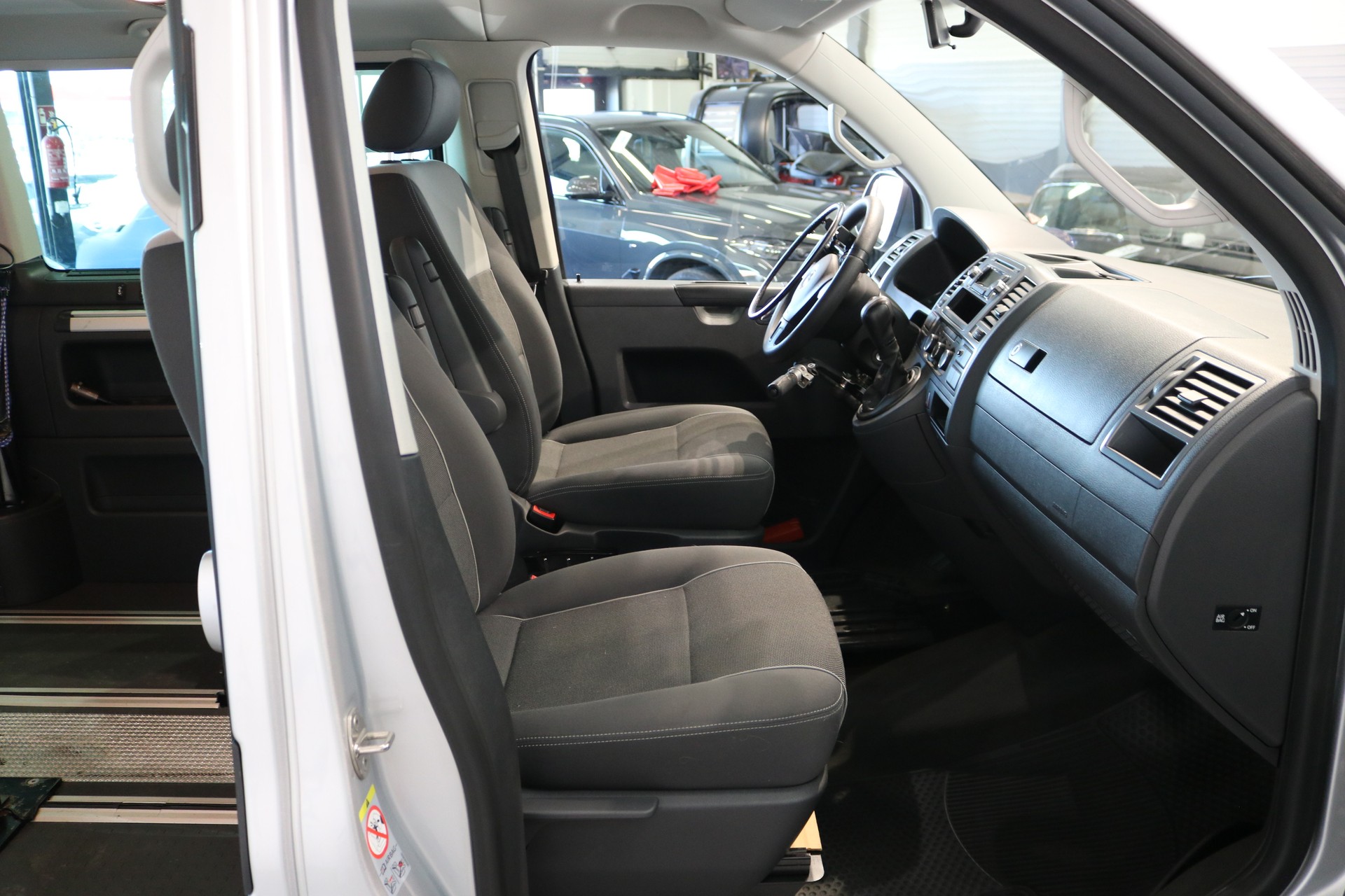 VW T5 Multivan 2.0 TDI CR Startline DSG-image-35