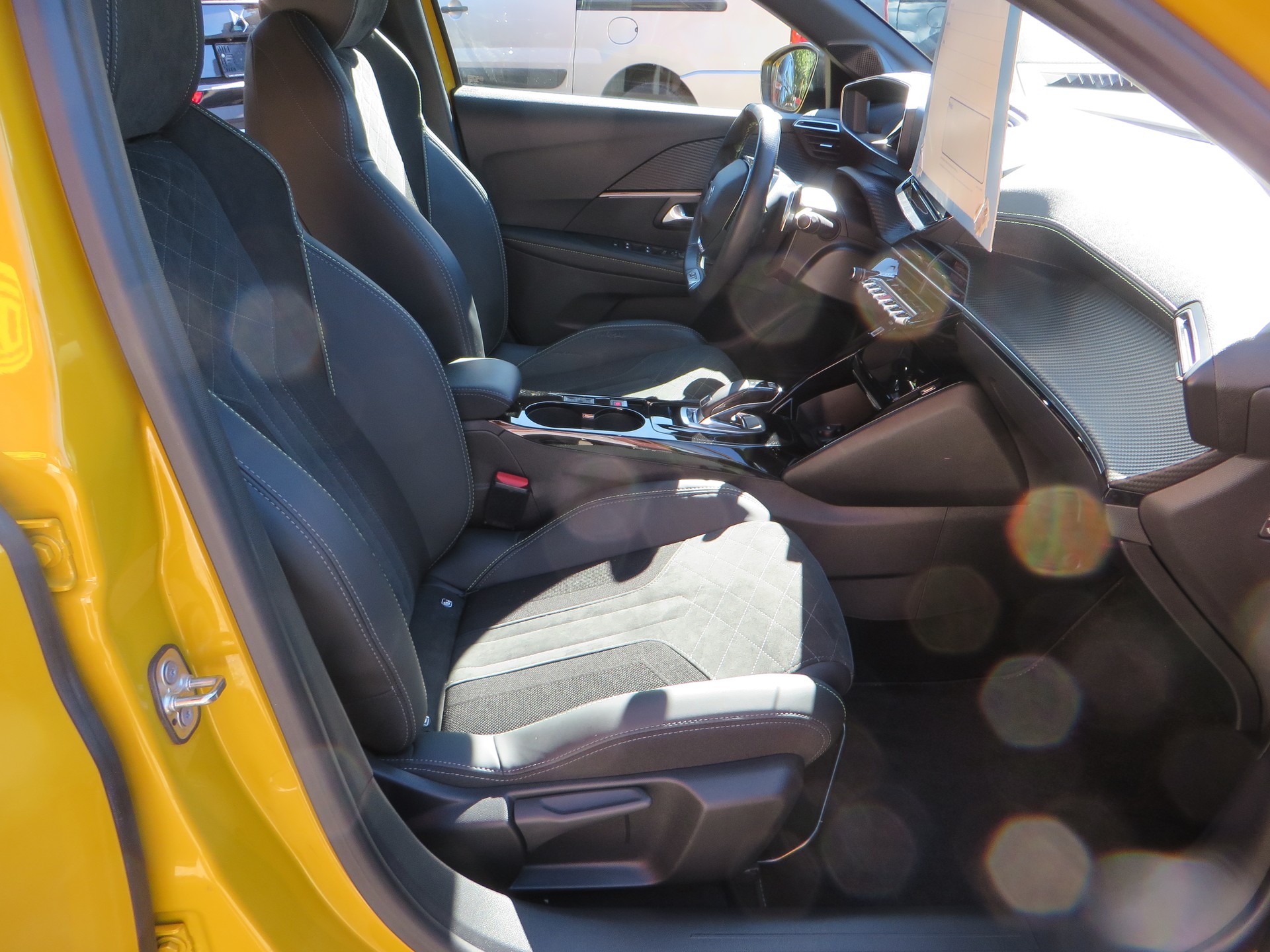 PEUGEOT 208 1.2 PureTech GT EAT8-image-5