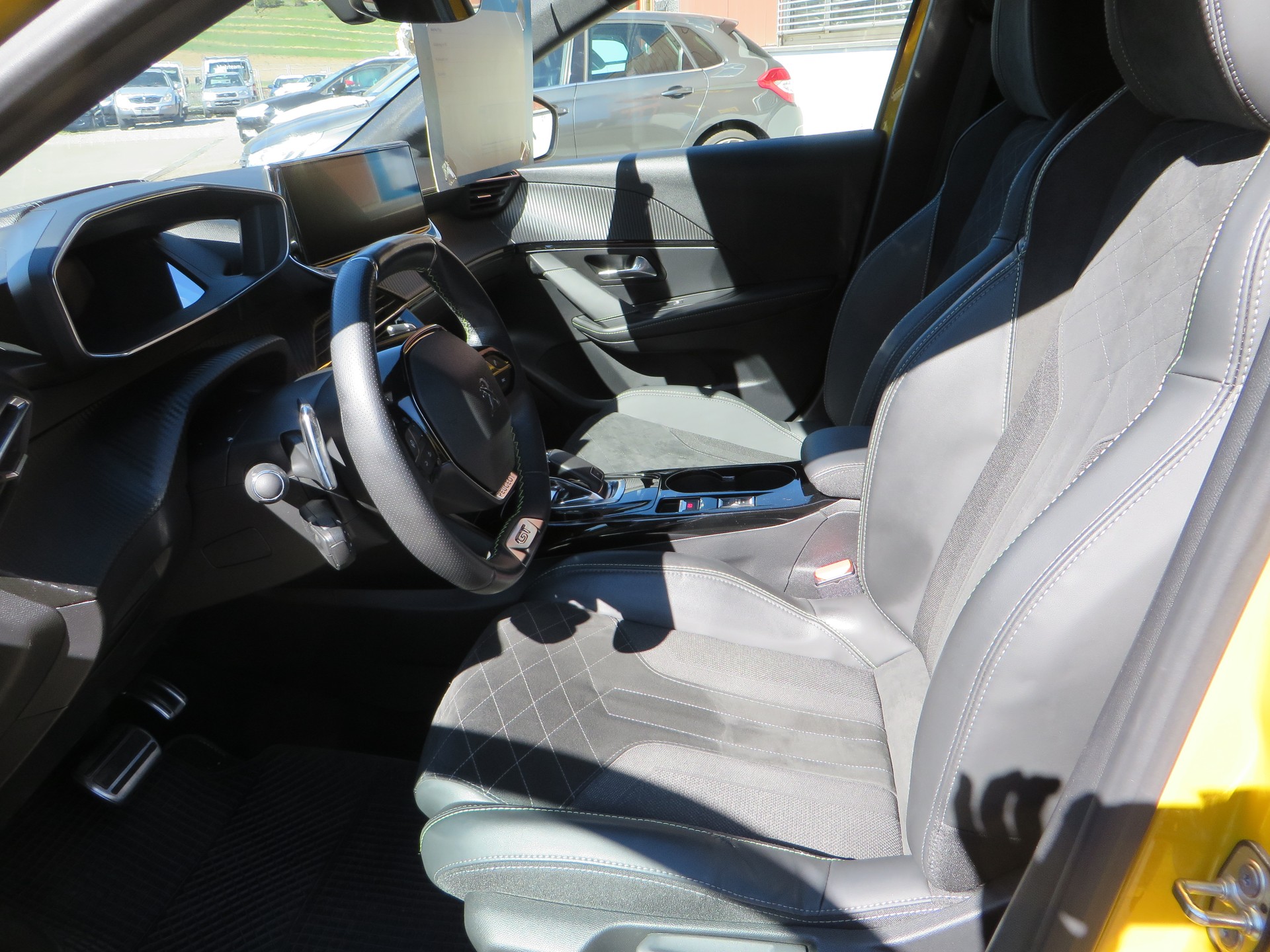 PEUGEOT 208 1.2 PureTech GT EAT8-image-6