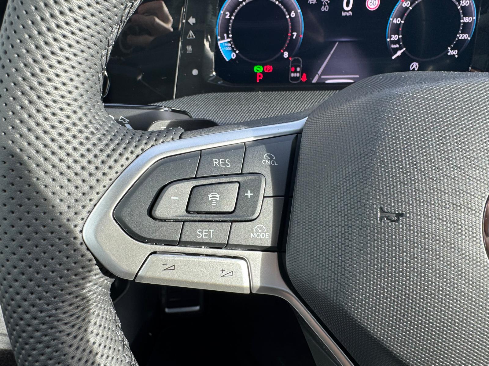 VW Golf Variant 2.0 TSI R-Line DSG 4 Motion-image-11