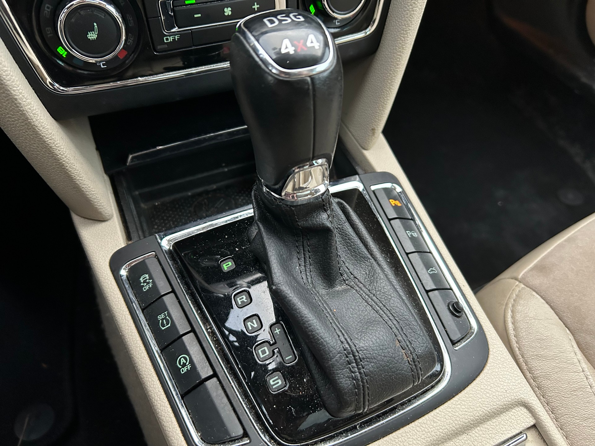 SKODA Superb Combi 2.0 TDi Elegance 4x4 DSG-image-9