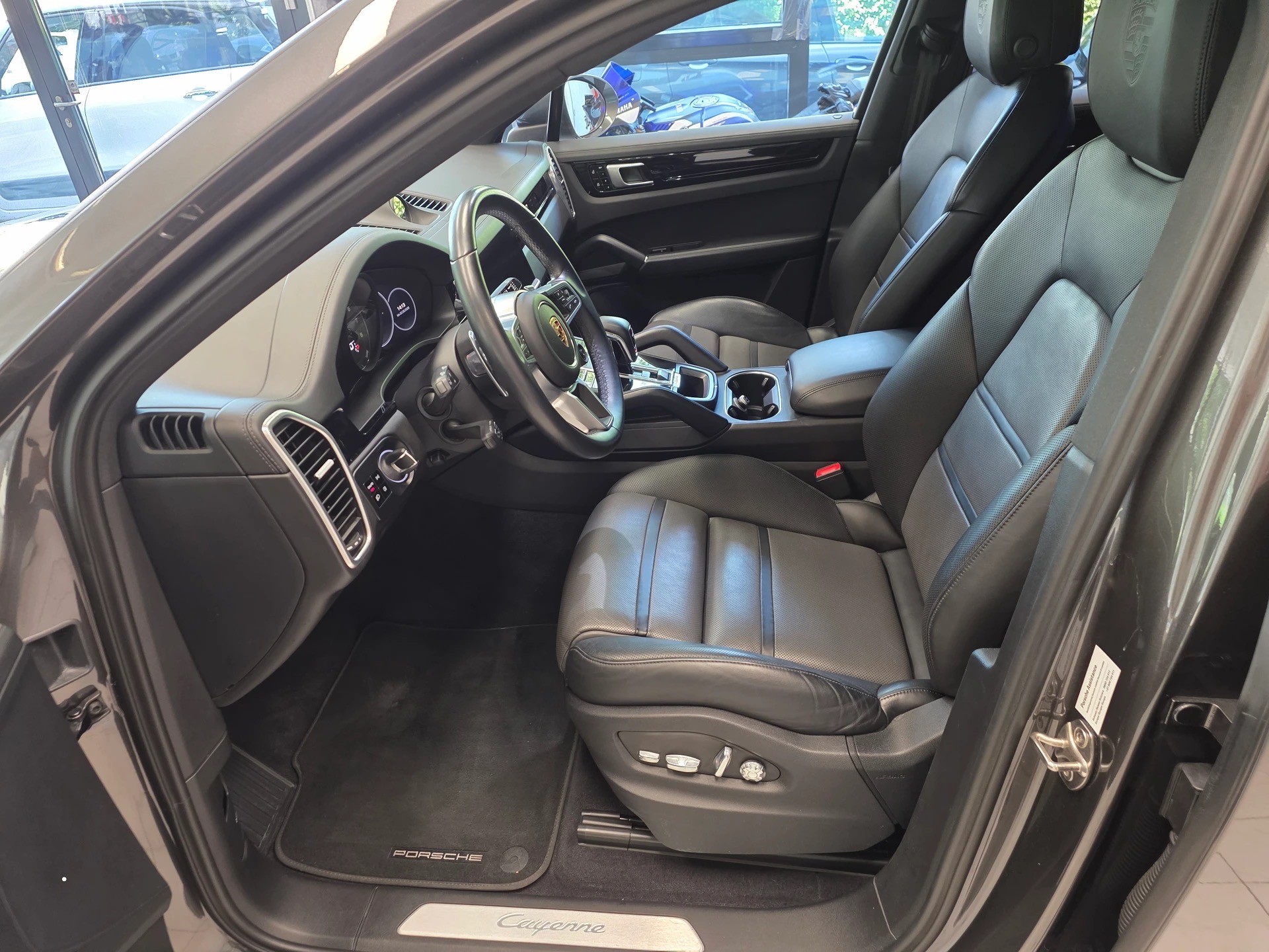 PORSCHE Cayenne Coupé 3.0 V6 E-Hybrid-image-3