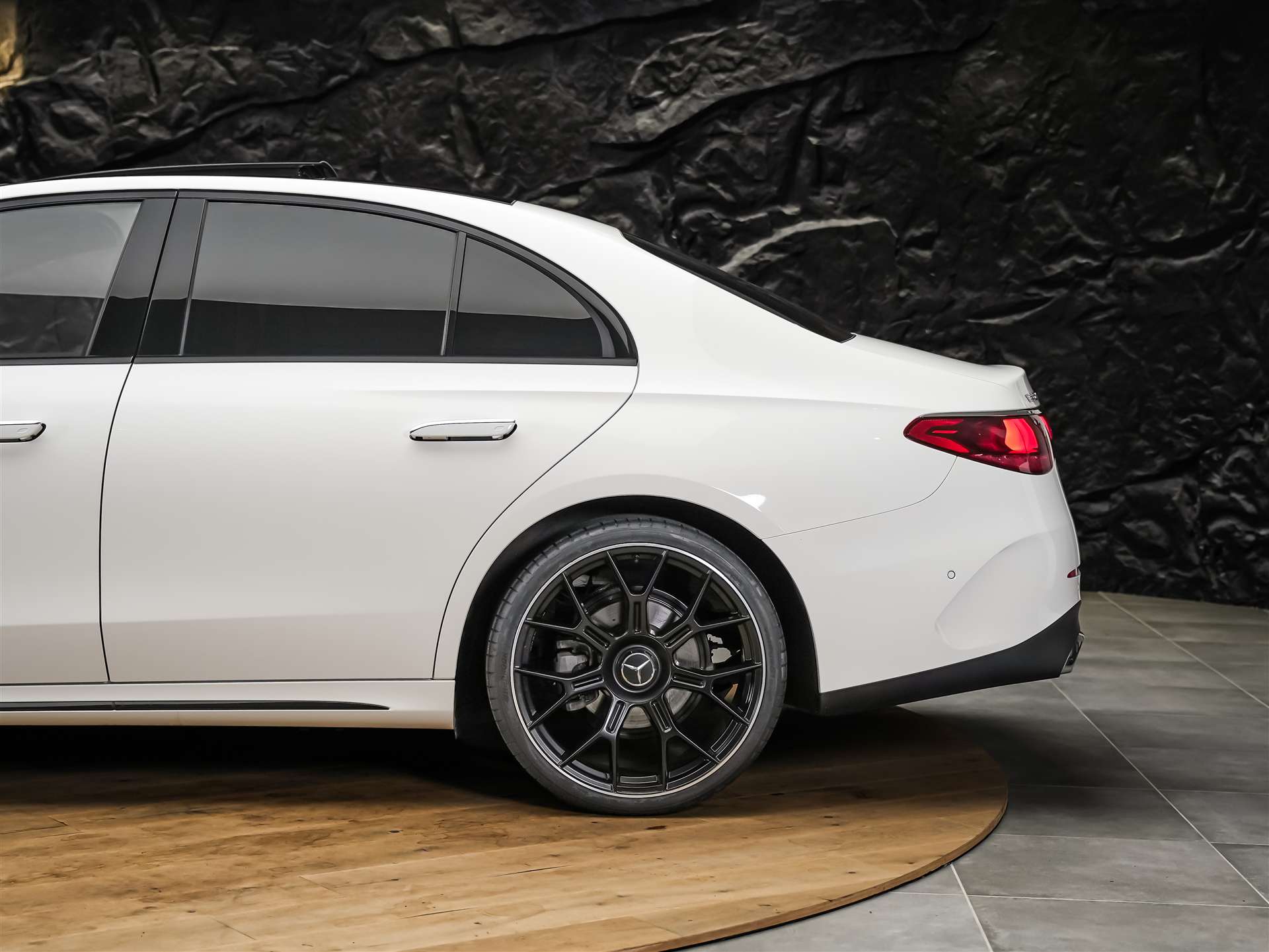 MERCEDES-BENZ E 220 d AMG Line 9G-Tronic *Werksgarantie*21" Felgen*Panorama*Lenkradheizung*-image-18