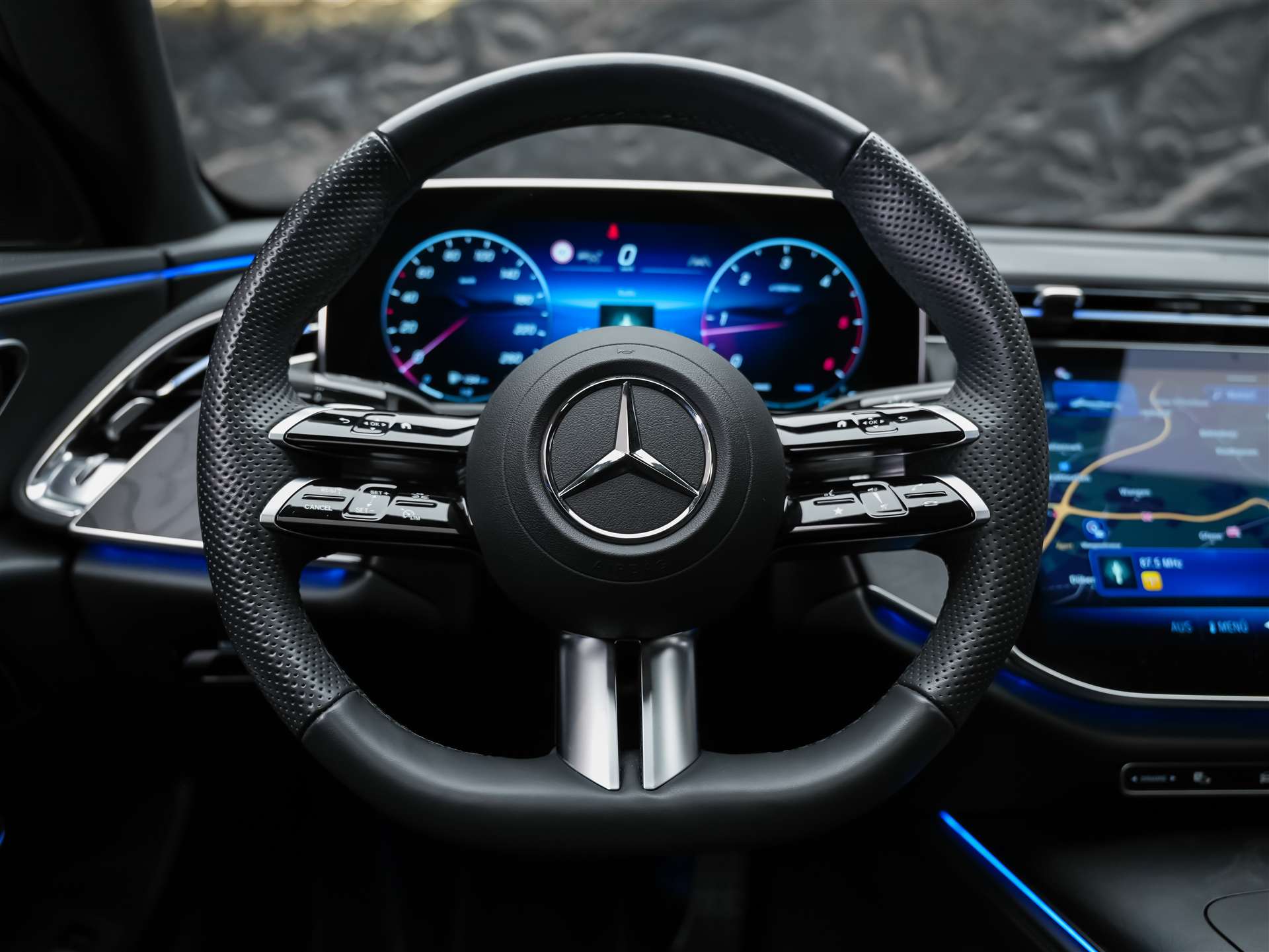 MERCEDES-BENZ E 220 AMG Line d 9G-Tronic *Werksgarantie*21" Felgen*Panorama*Lenkradheizung*-image-26