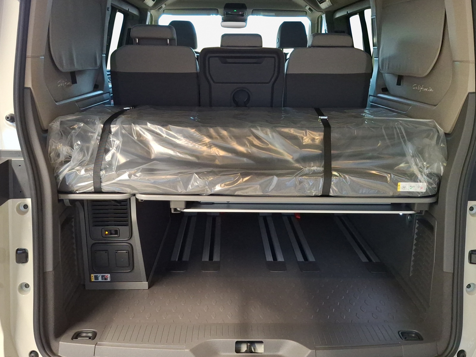 VW California 2.0 TDI Beach Tour Liberty-image-12