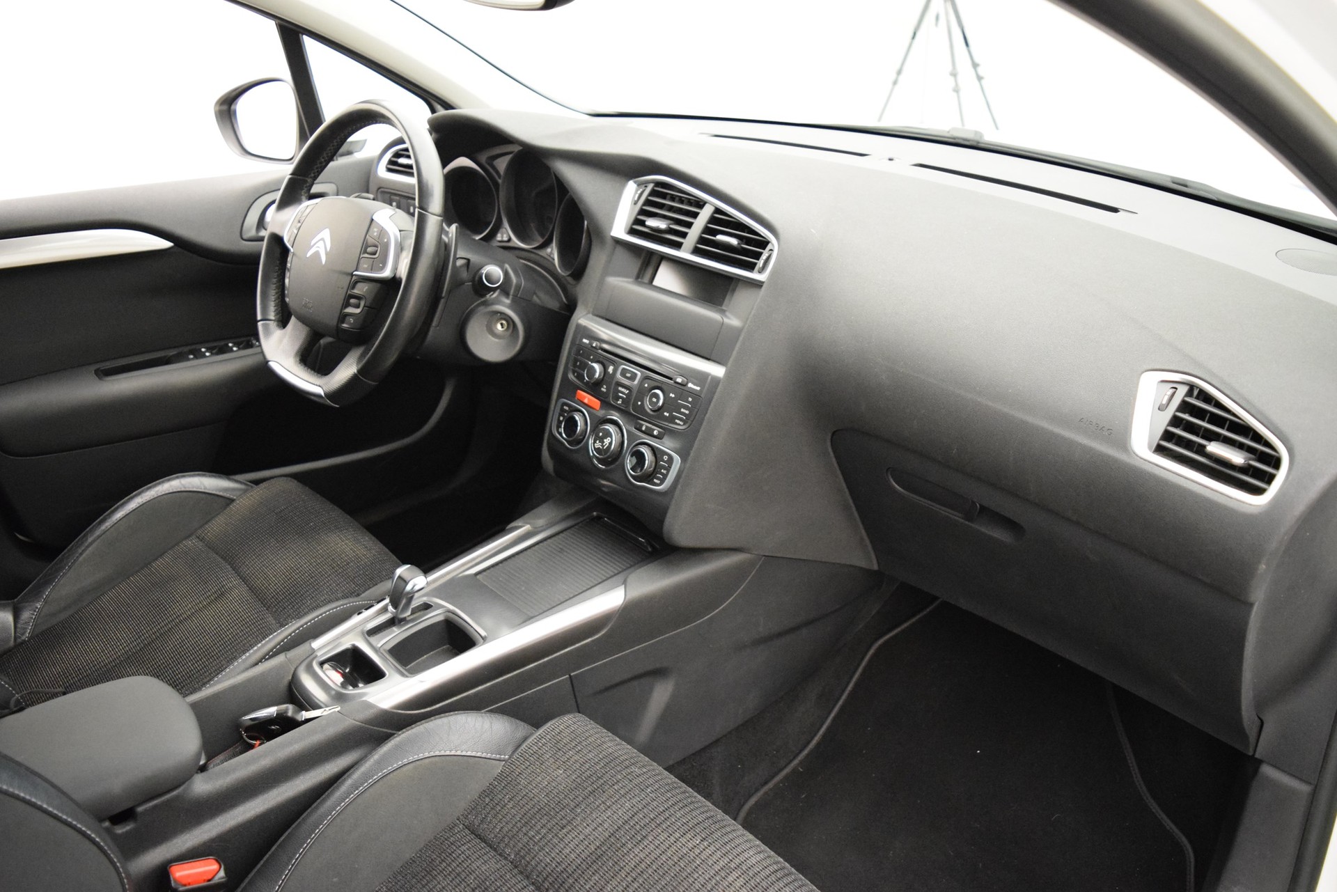 CITROEN C4 1.6 HDi SST Exclusive-image-13