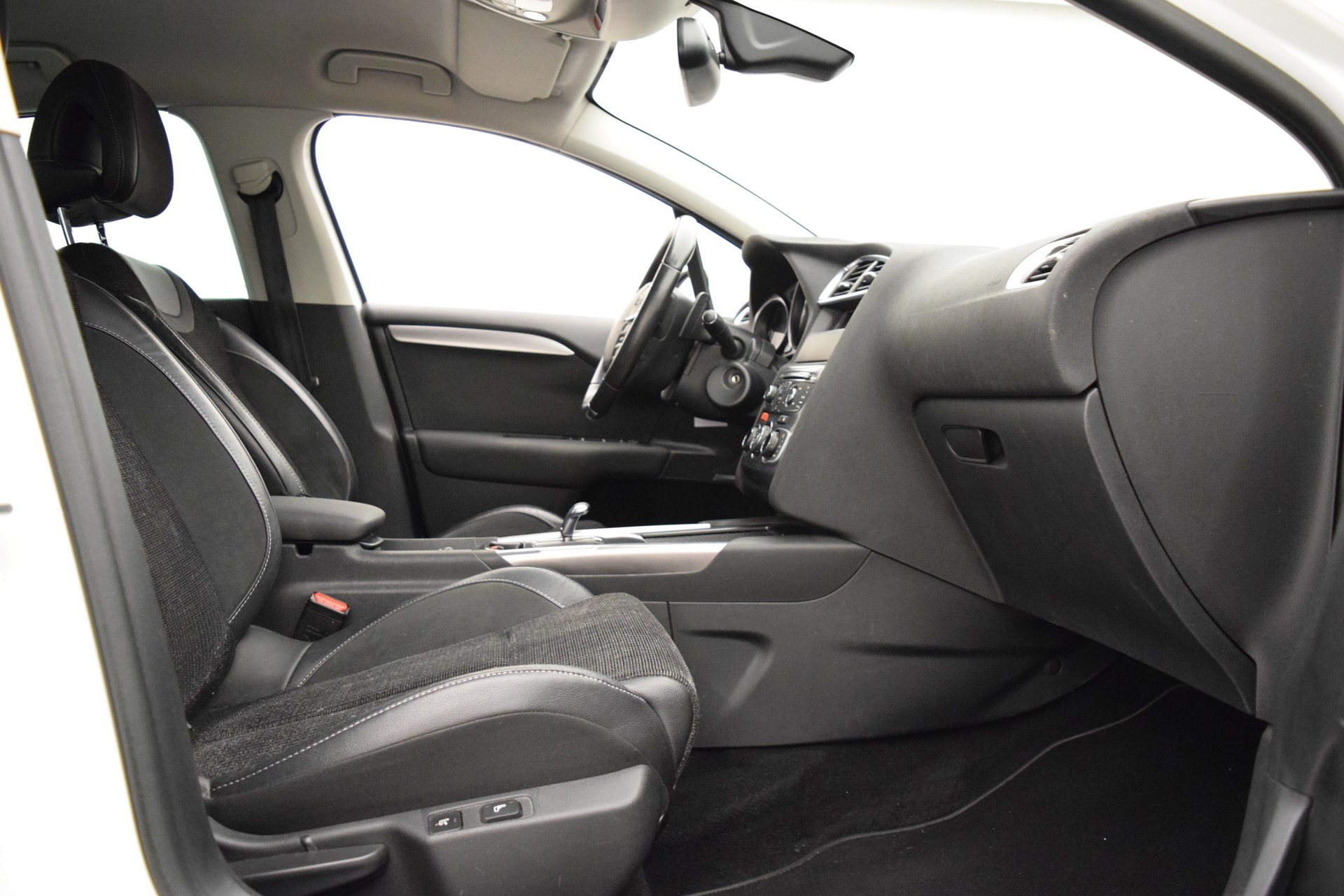CITROEN C4 1.6 HDi SST Exclusive-image-14