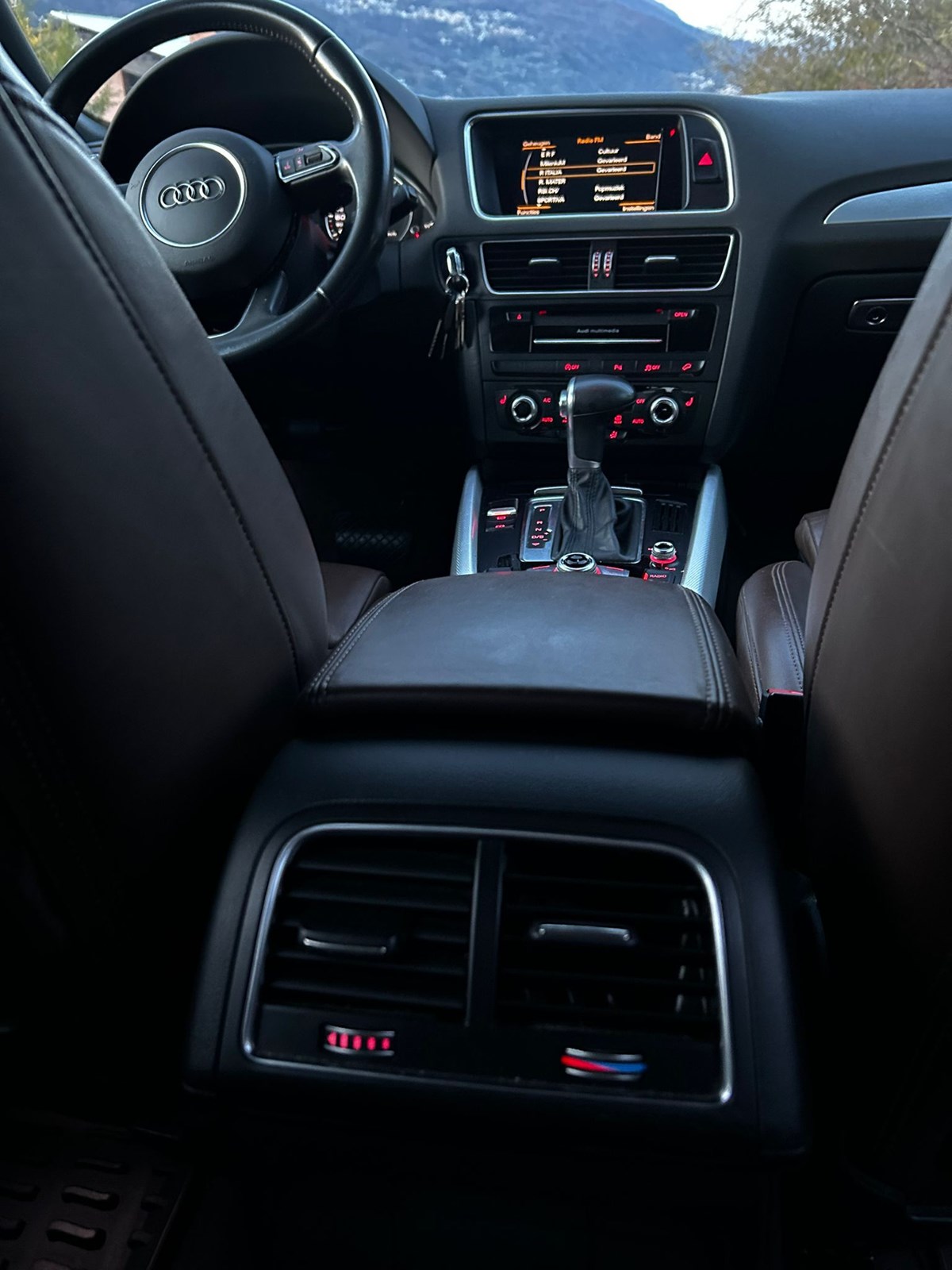 AUDI Q5 3.0 TDI clean quattro S-tronic-image-5