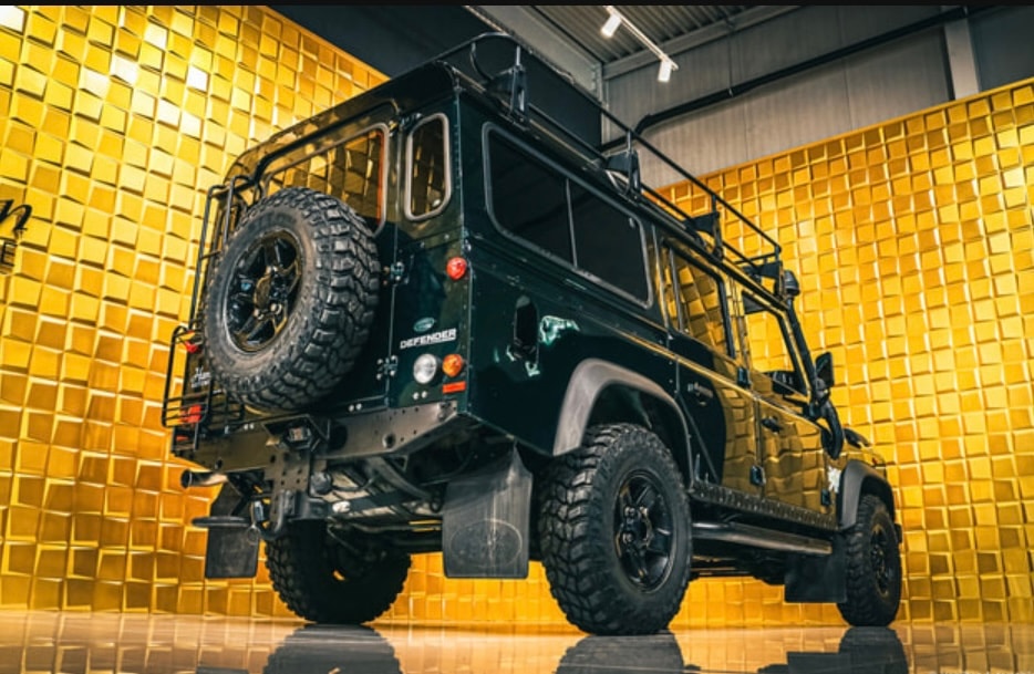 LAND ROVER Defender 110 2.2 TD4 Station Wagon SE-image-1