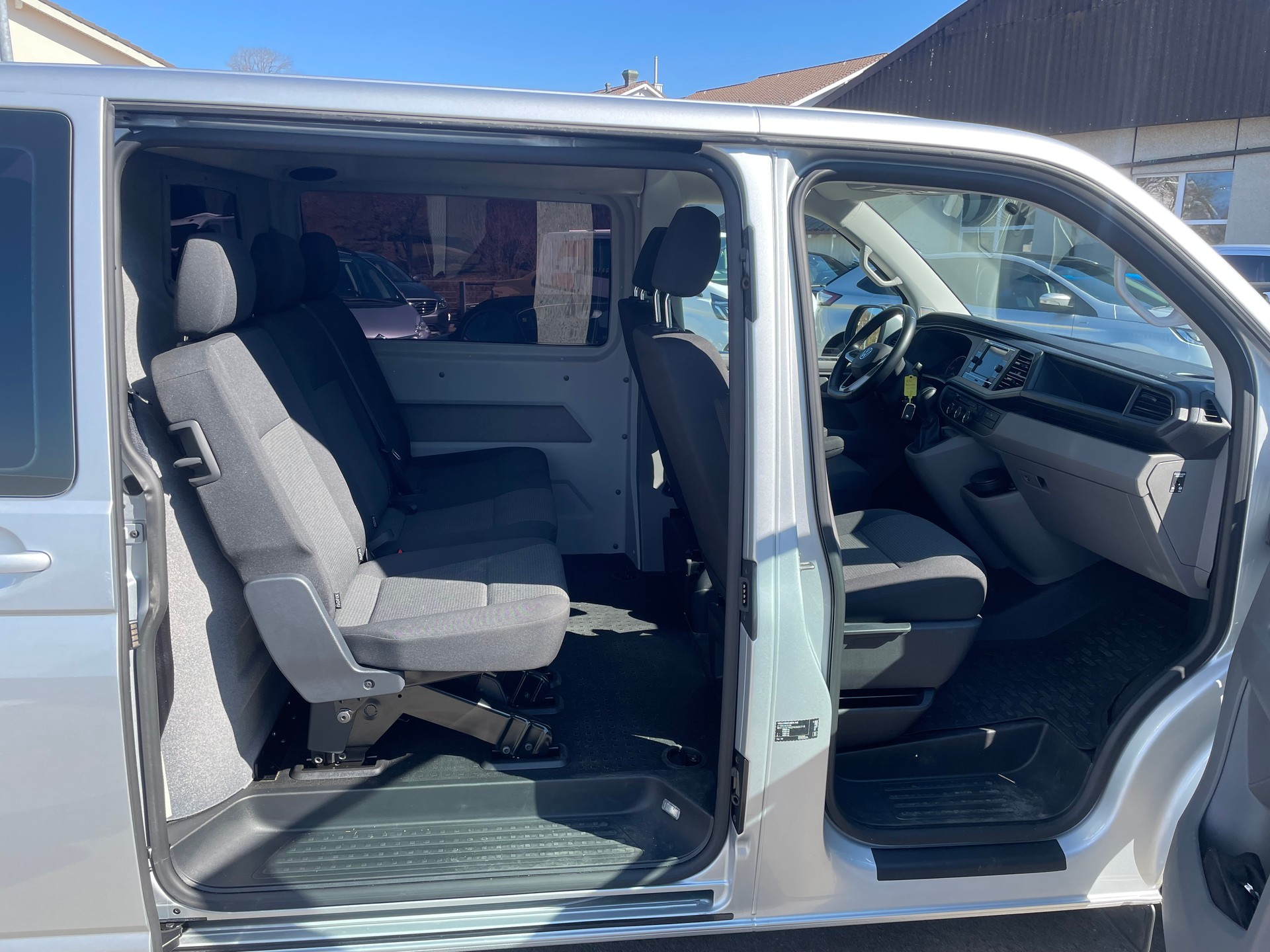 VW T6.1 2.0 TDI A-image-16