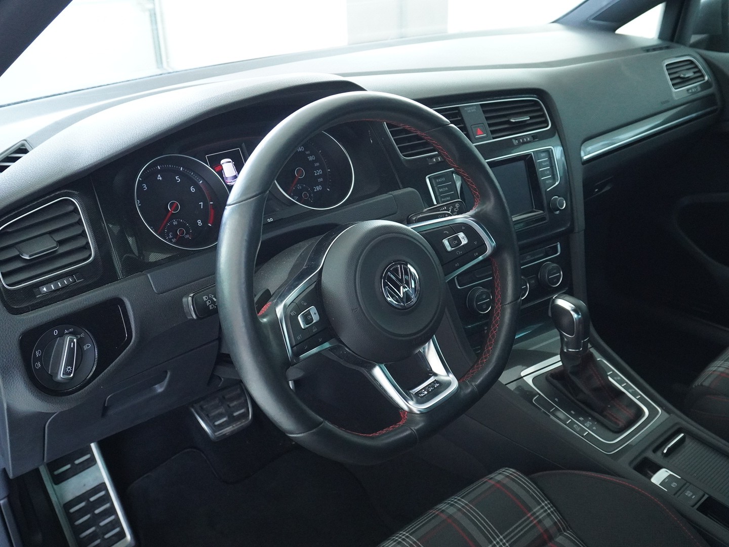 VW Golf 2.0 TSI GTI DSG-image-2