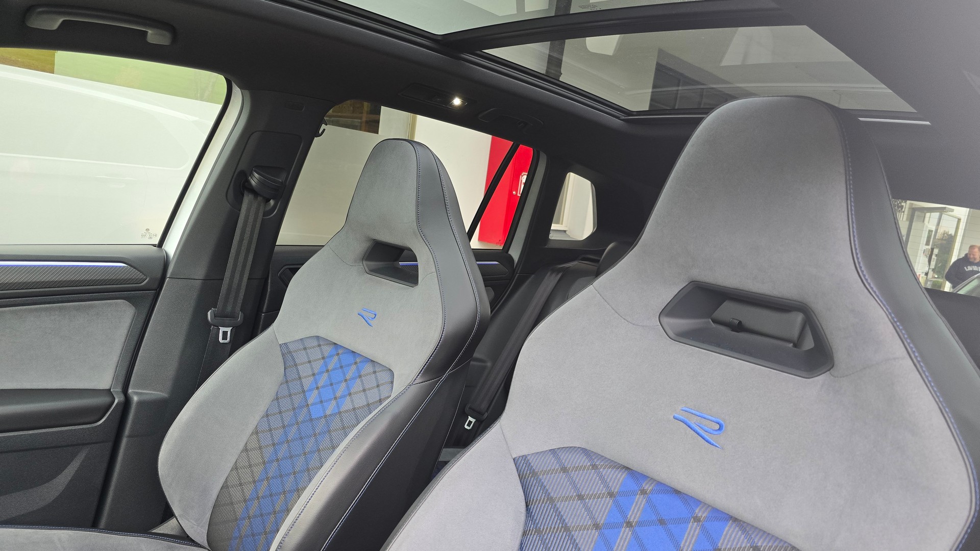 VW Tiguan 2.0TSI R 4Motion DSG-image-10