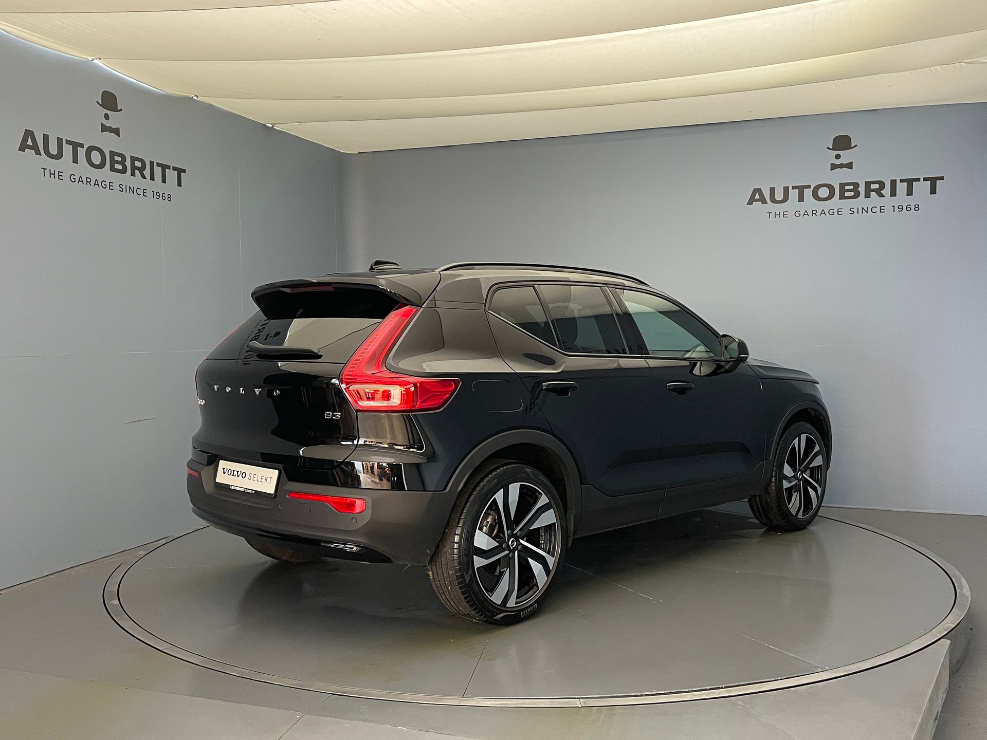 VOLVO XC40 2.0 B3 MH Plus Dark-image-4