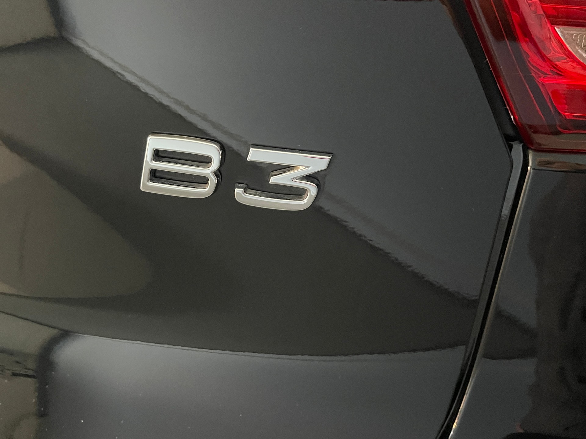 VOLVO XC40 2.0 B3 MH Plus Dark-image-6