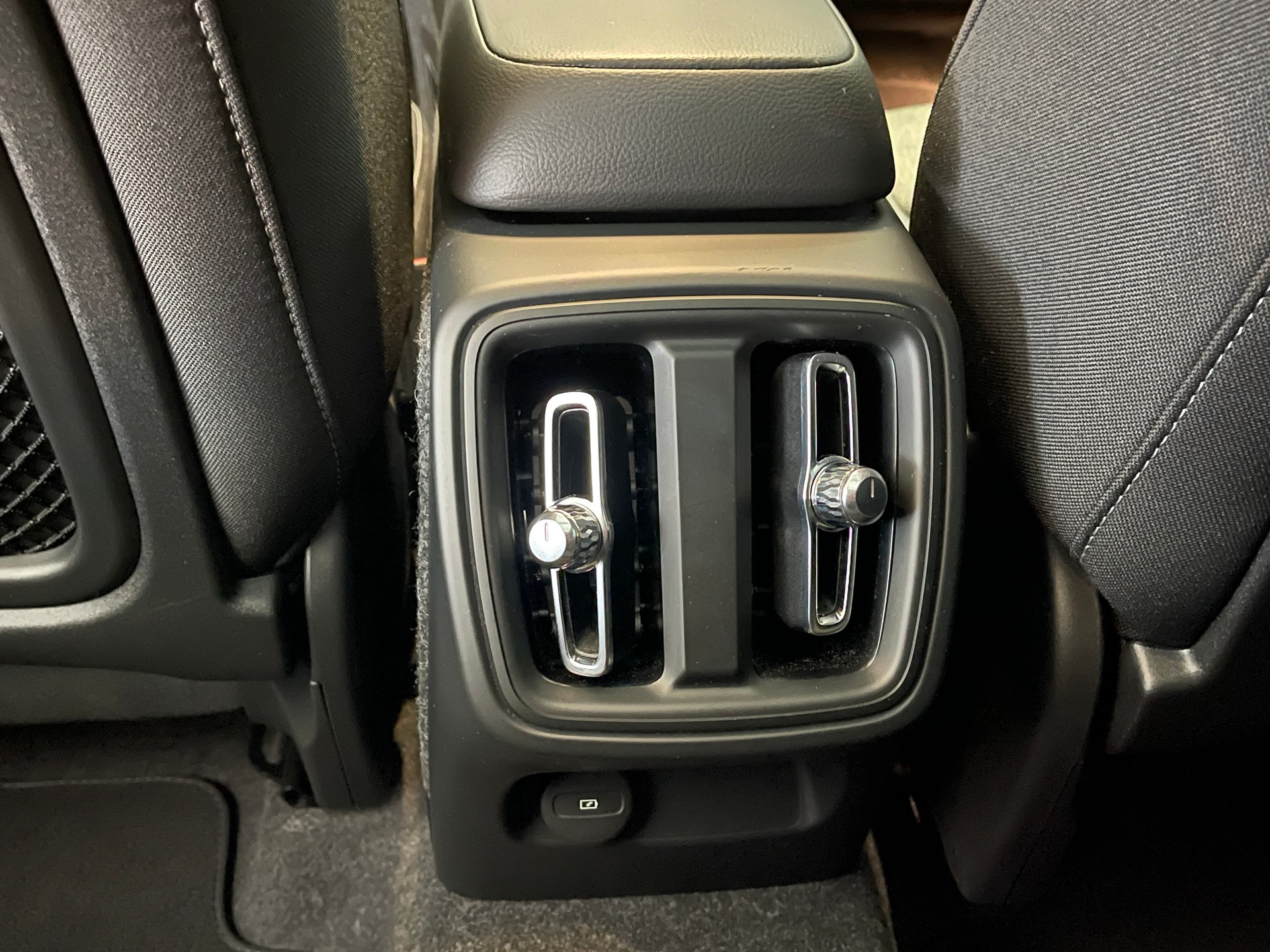 VOLVO XC40 2.0 B3 MH Plus Dark-image-10