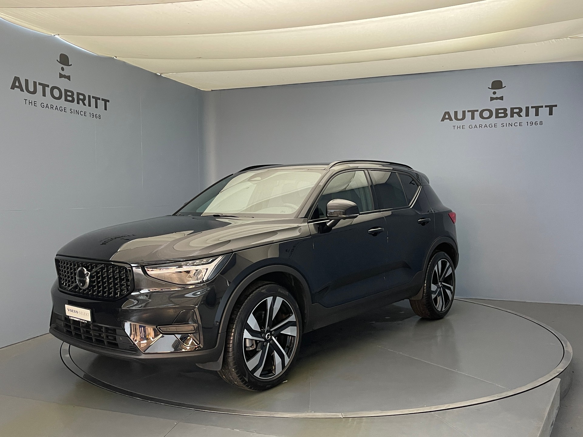 VOLVO XC40 2.0 B3 MH Plus Dark-image-0