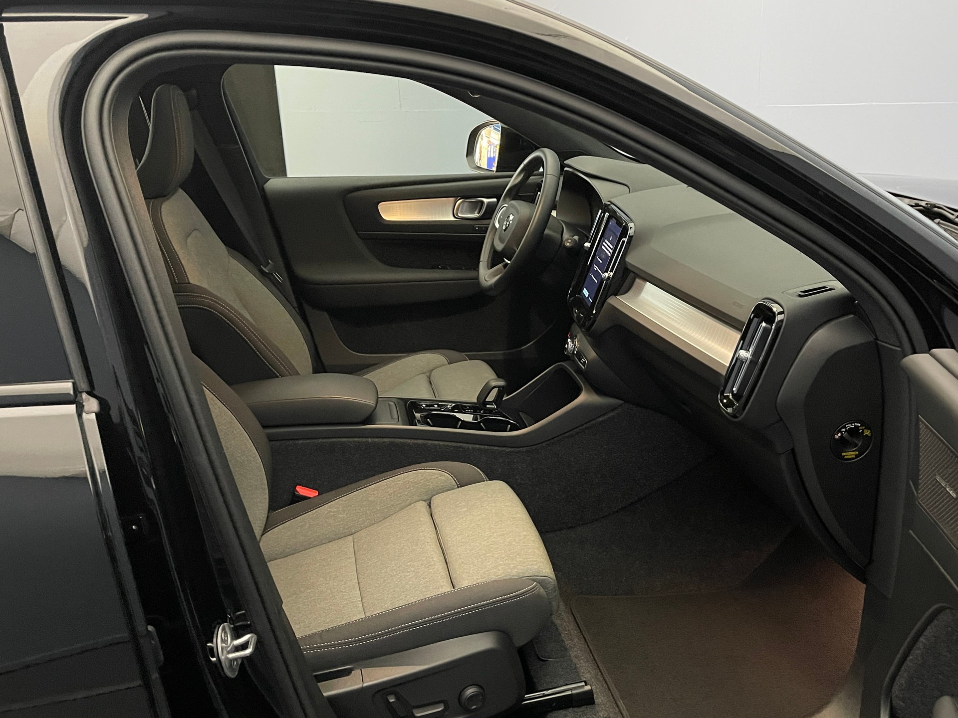 VOLVO XC40 2.0 B3 MH Plus Dark-image-14