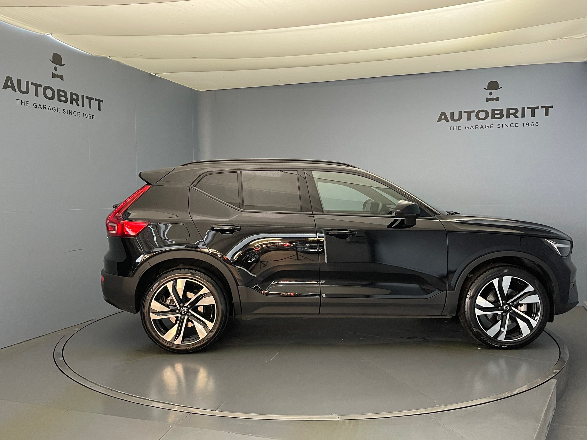 VOLVO XC40 2.0 B3 MH Plus Dark-image-2