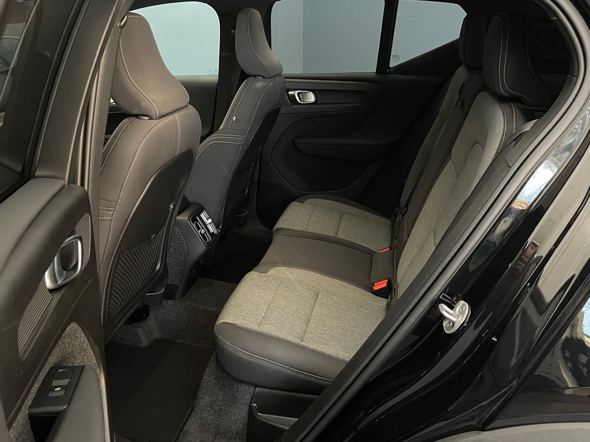 VOLVO XC40 2.0 B3 MH Plus Dark-image-9