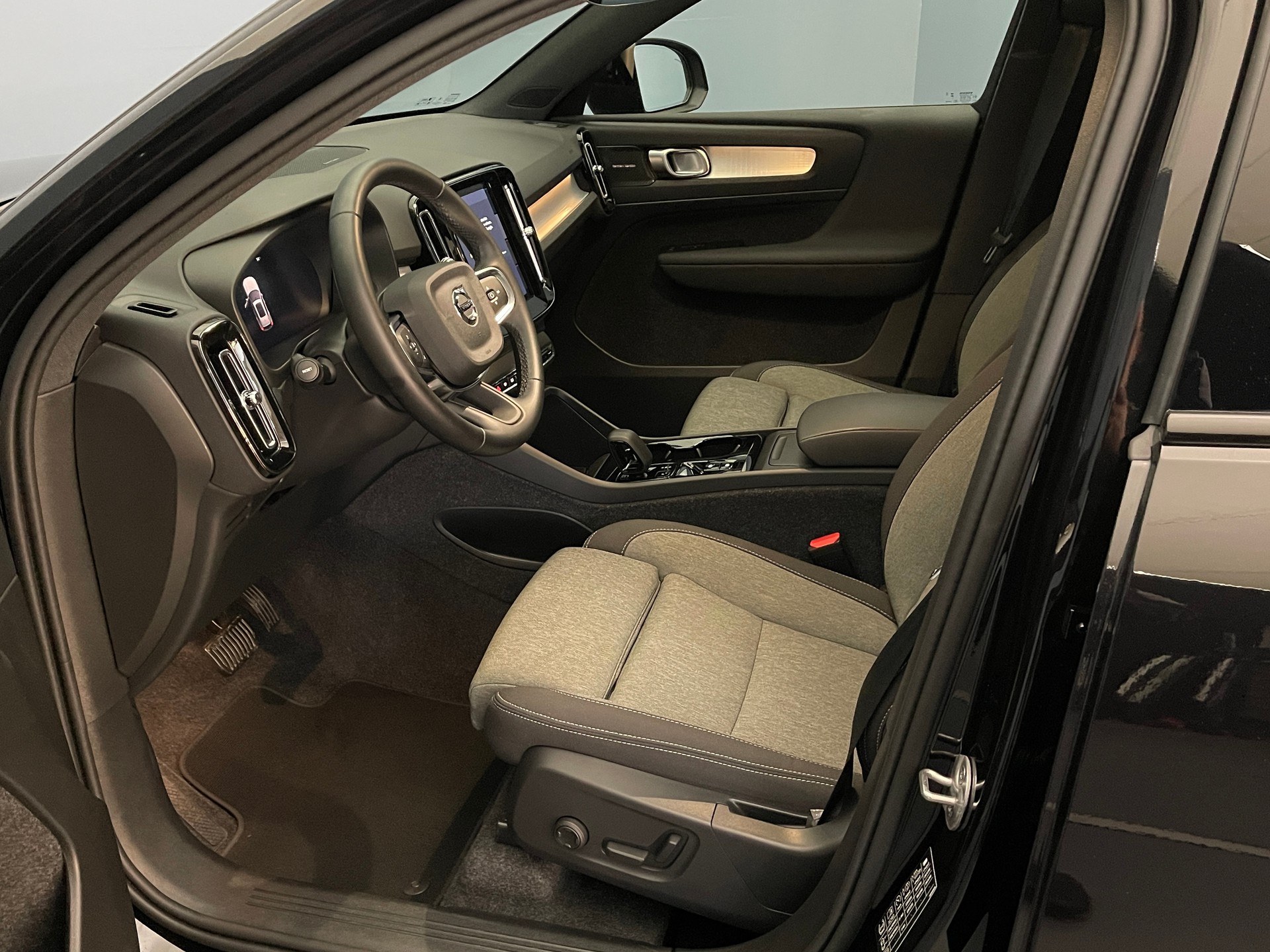 VOLVO XC40 2.0 B3 MH Plus Dark-image-7