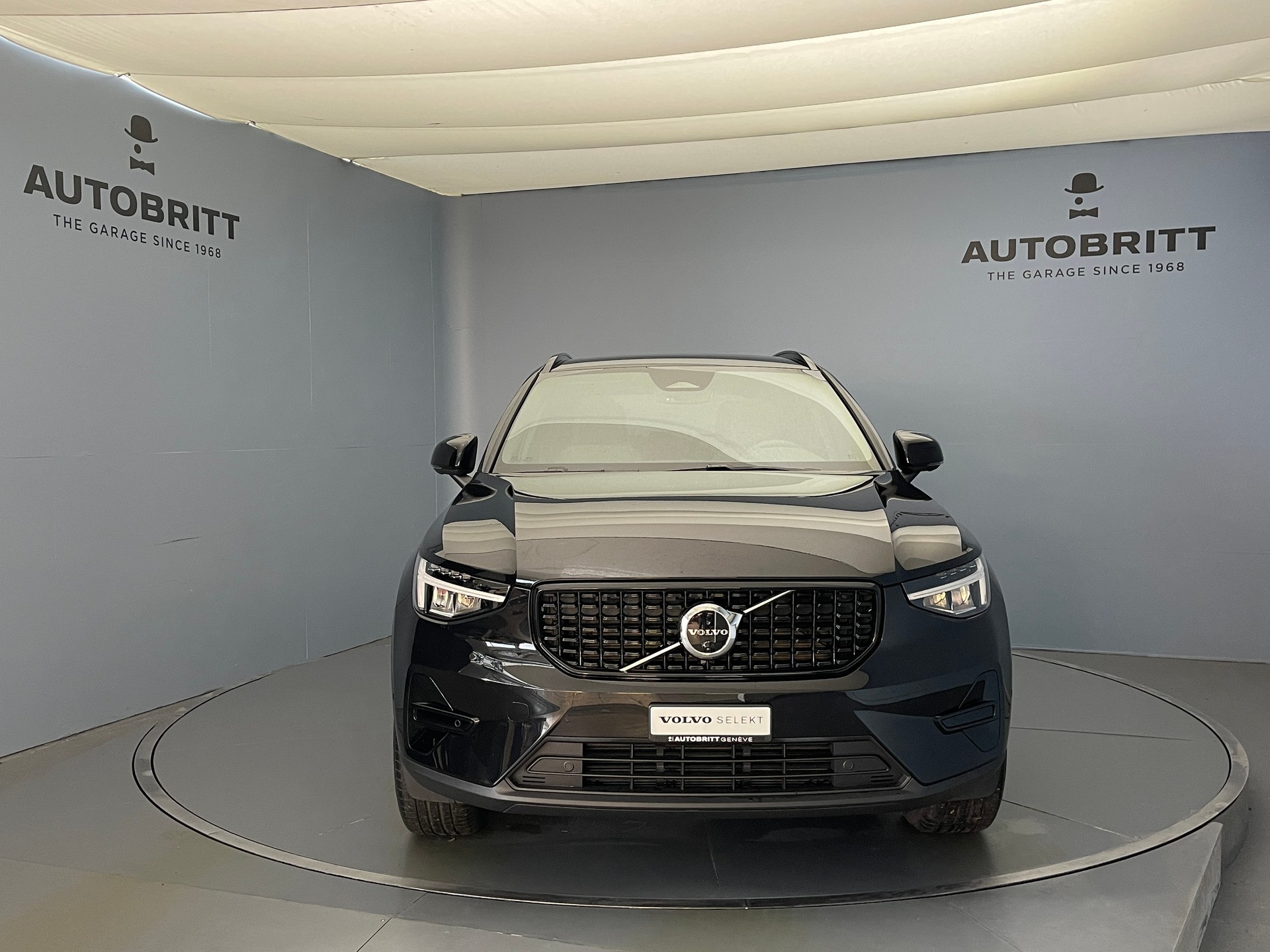VOLVO XC40 2.0 B3 MH Plus Dark-image-1