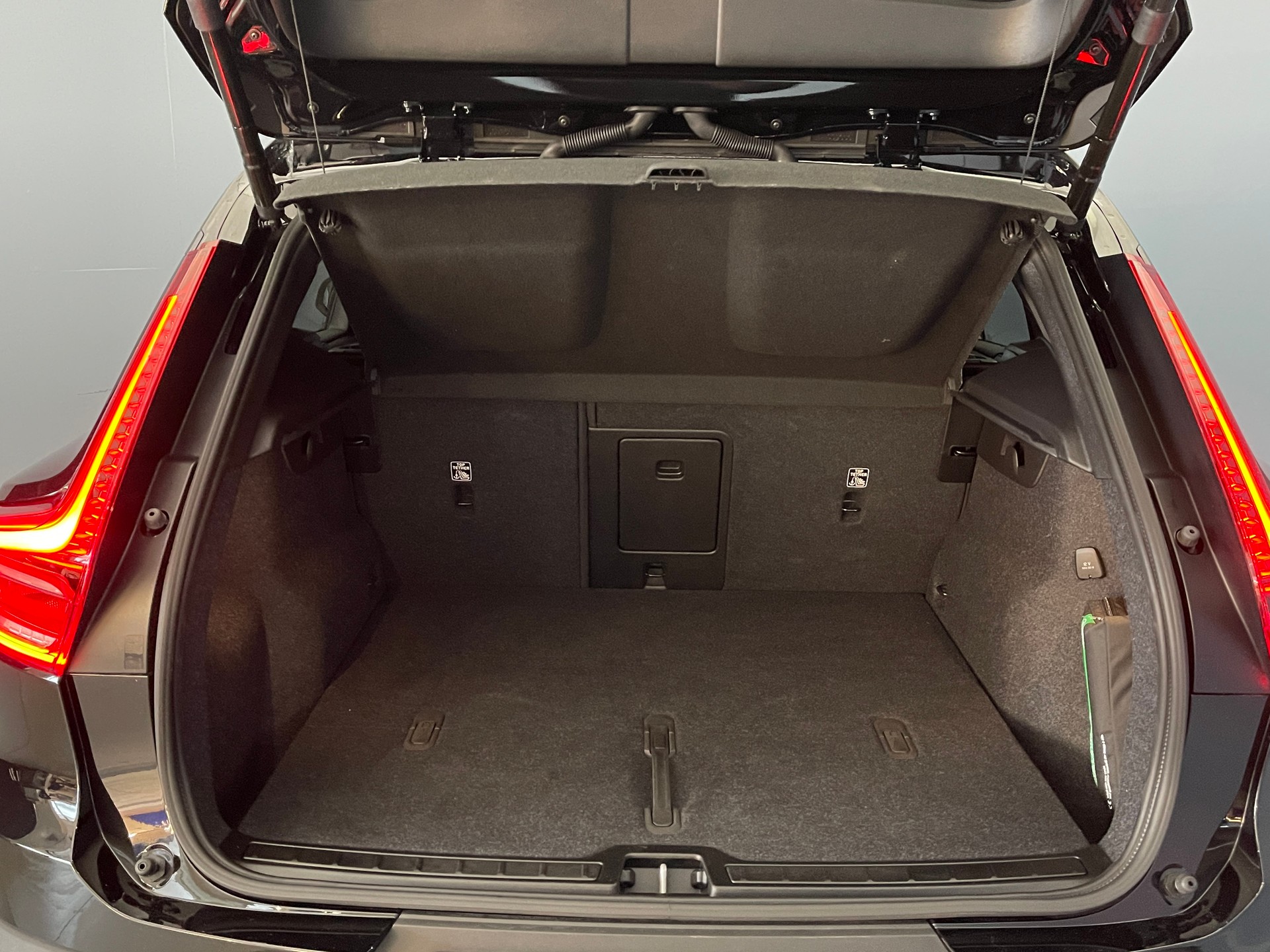 VOLVO XC40 2.0 B3 MH Plus Dark-image-13