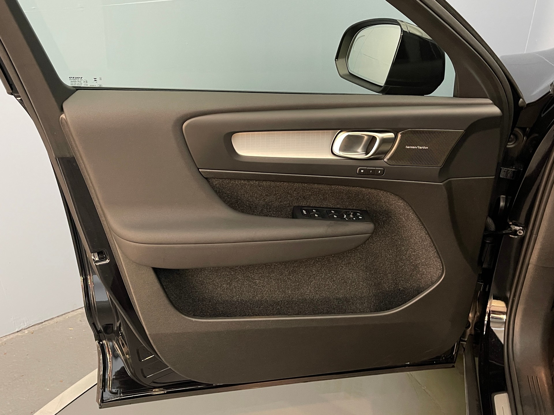 VOLVO XC40 2.0 B3 MH Plus Dark-image-8