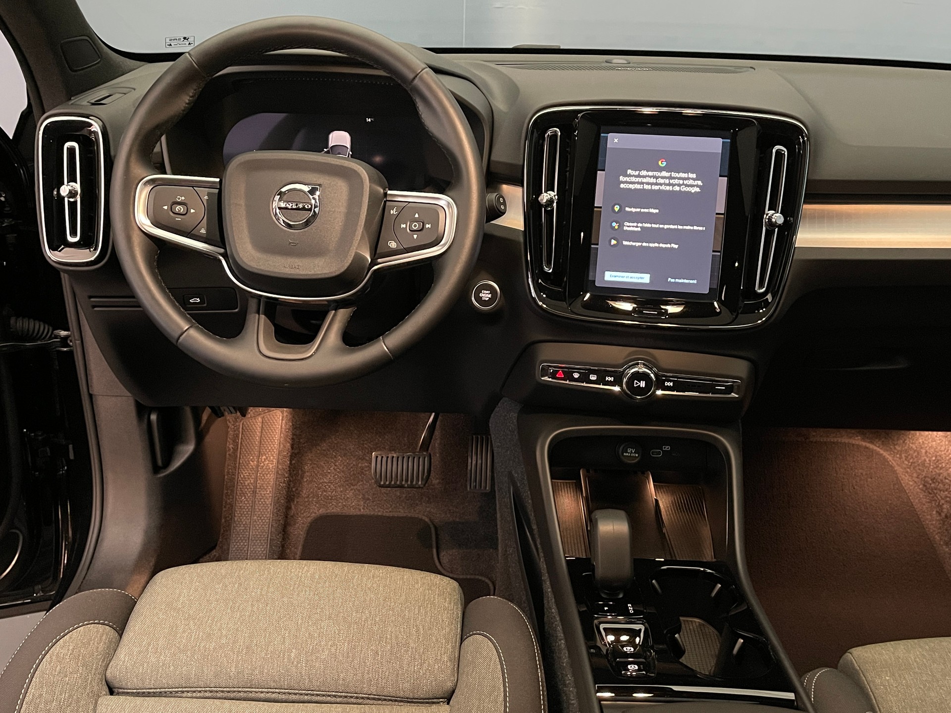 VOLVO XC40 2.0 B3 MH Plus Dark-image-11