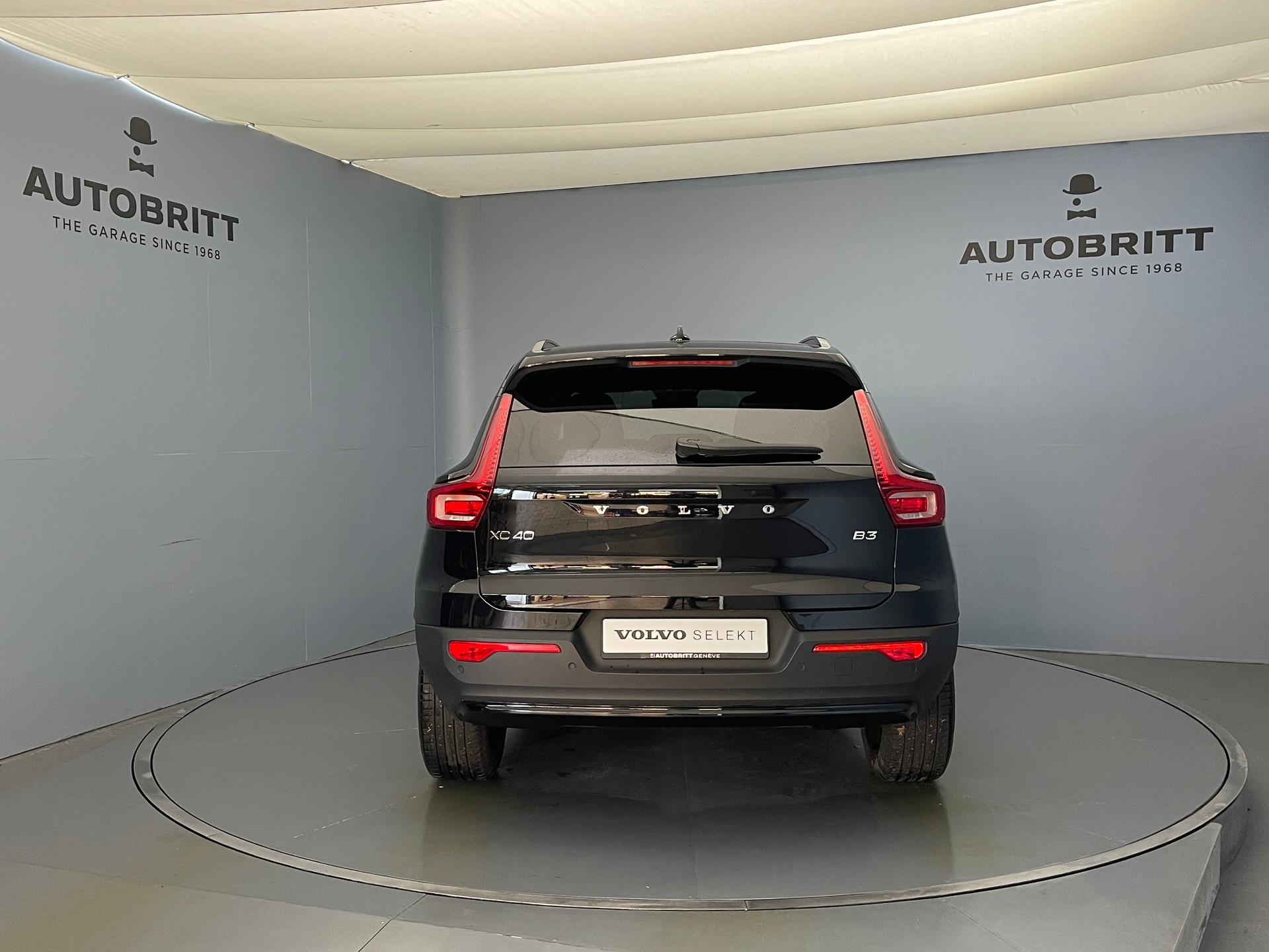 VOLVO XC40 2.0 B3 MH Plus Dark-image-3