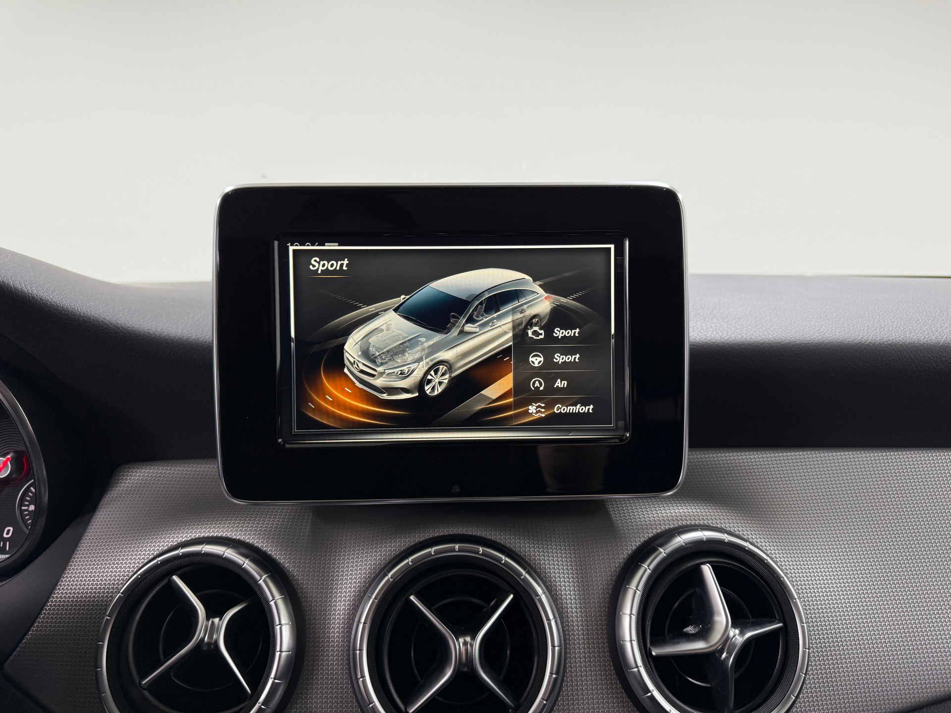 MERCEDES-BENZ CLA Shooting Br. 200 d Swiss Star Urban 4M 7G-DCT-image-12