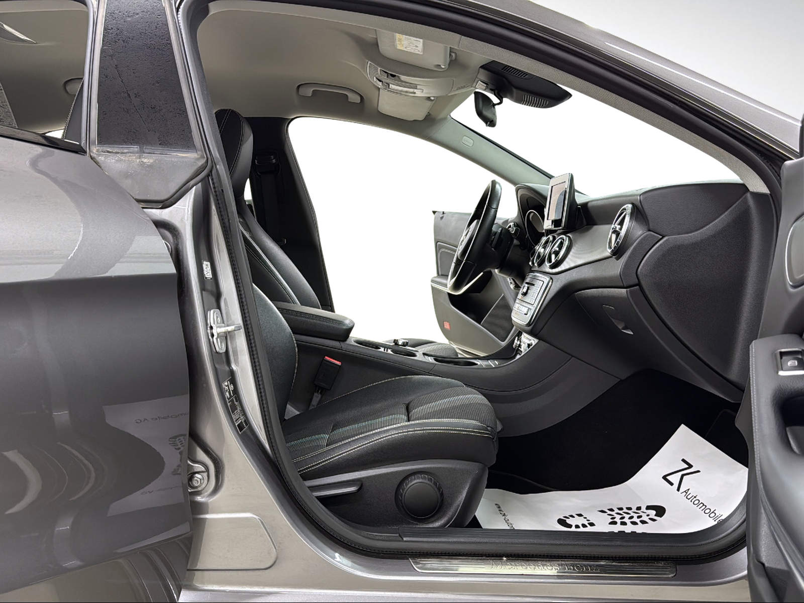 MERCEDES-BENZ CLA Shooting Br. 200 d Swiss Star Urban 4M 7G-DCT-image-9