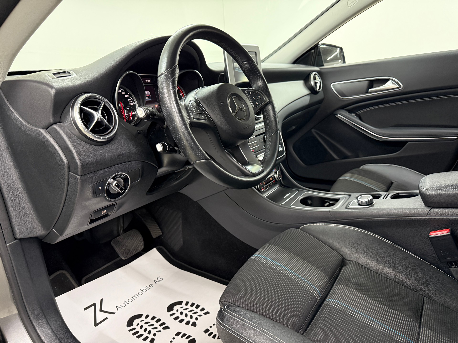 MERCEDES-BENZ CLA Shooting Br. 200 d Swiss Star Urban 4M 7G-DCT-image-7